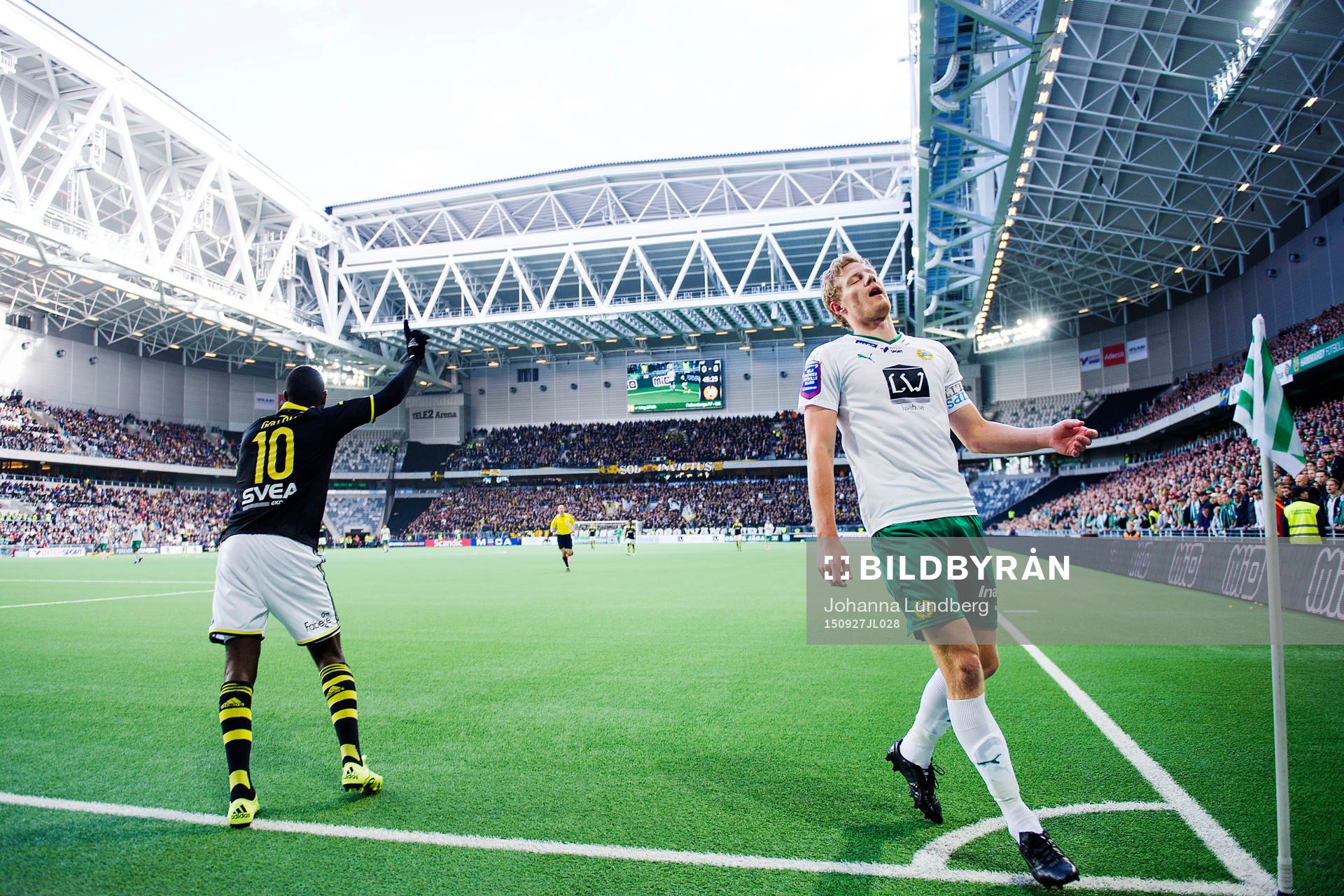 s Henok Goitom vinner en hörna och Hammarbys Lars Saetra