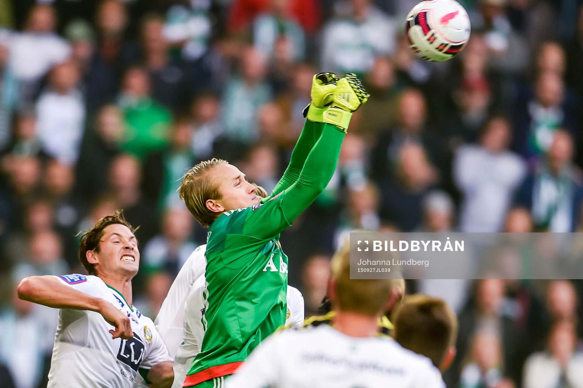 AIK:s målvakt Patrik Carlgren boxar bort bollen under fotbollsmatchen i Allsvenskan mellan Hammarby och AIK den 27 september 2015 i Stockholm.
