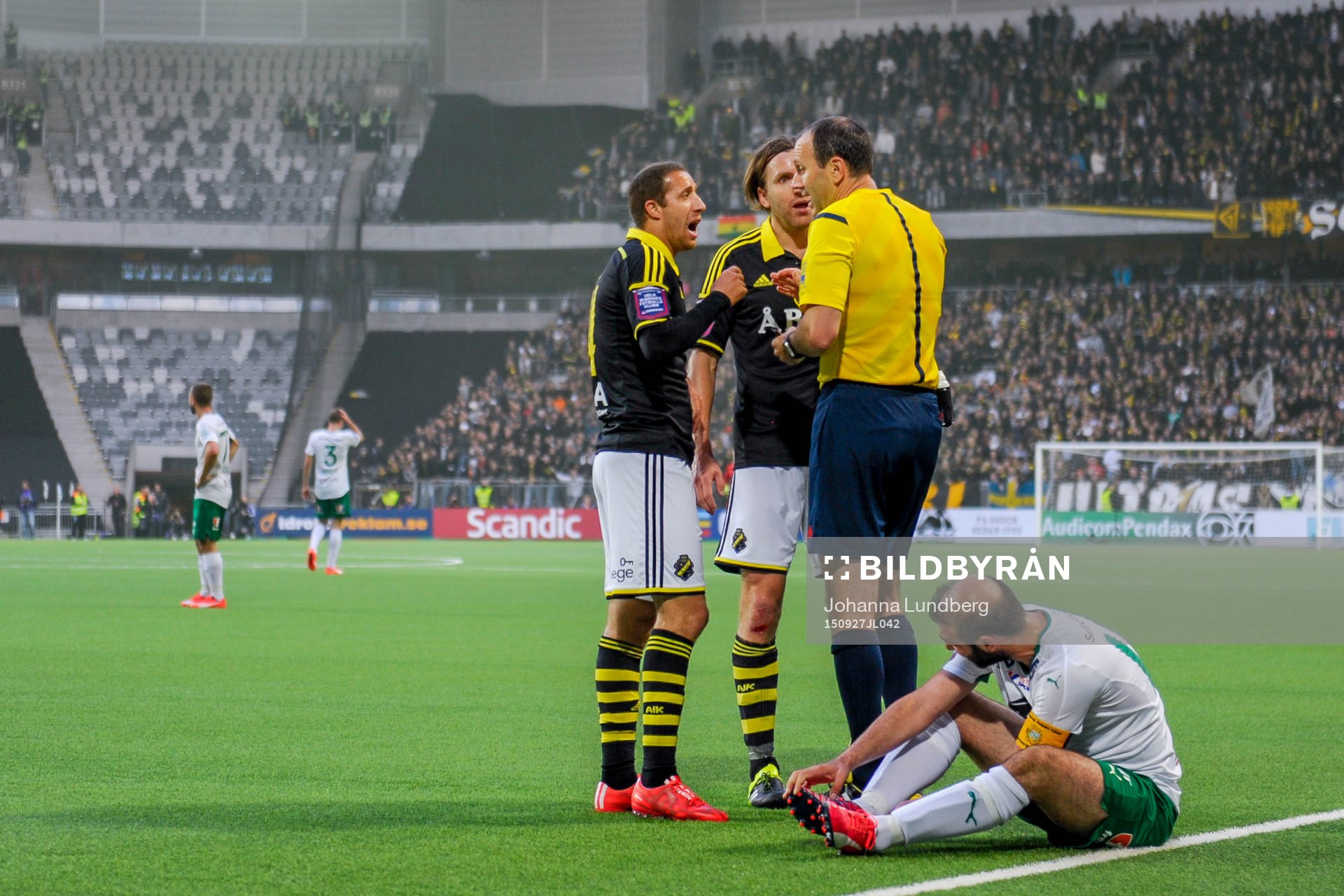s Kenny Pavey och Nils-Eric Johansson i samtal med domaren