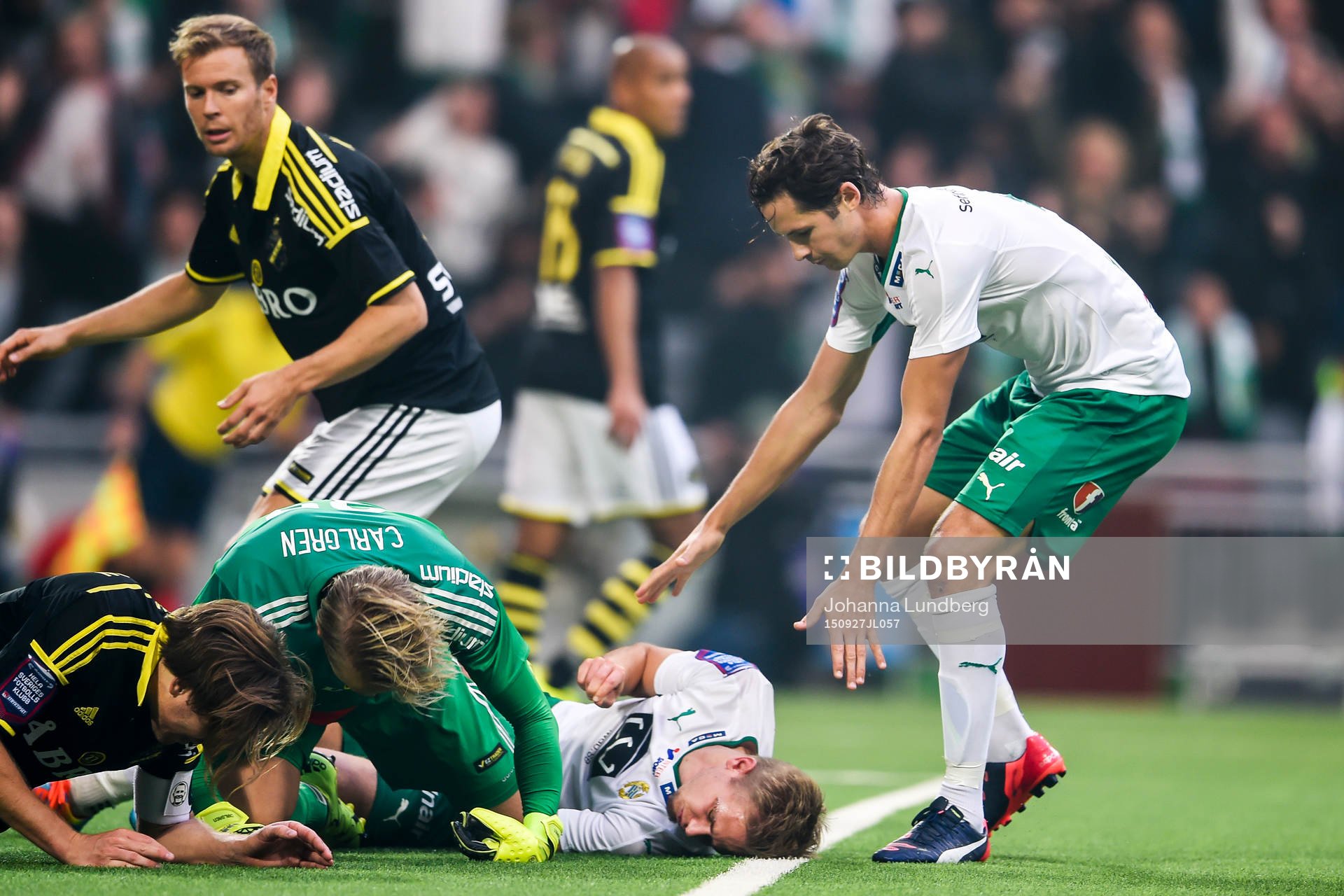 Luftduell mellan AIK:s målvakt Patrik Carlgren , Nils-Eric Johansson och Hammarbys Erik Israelsson där Israelsson skadas allvarligt under fotbollsmatchen i Allsvenskan mellan Hammarby och AIK den 27 september 2015 i Stockholm.