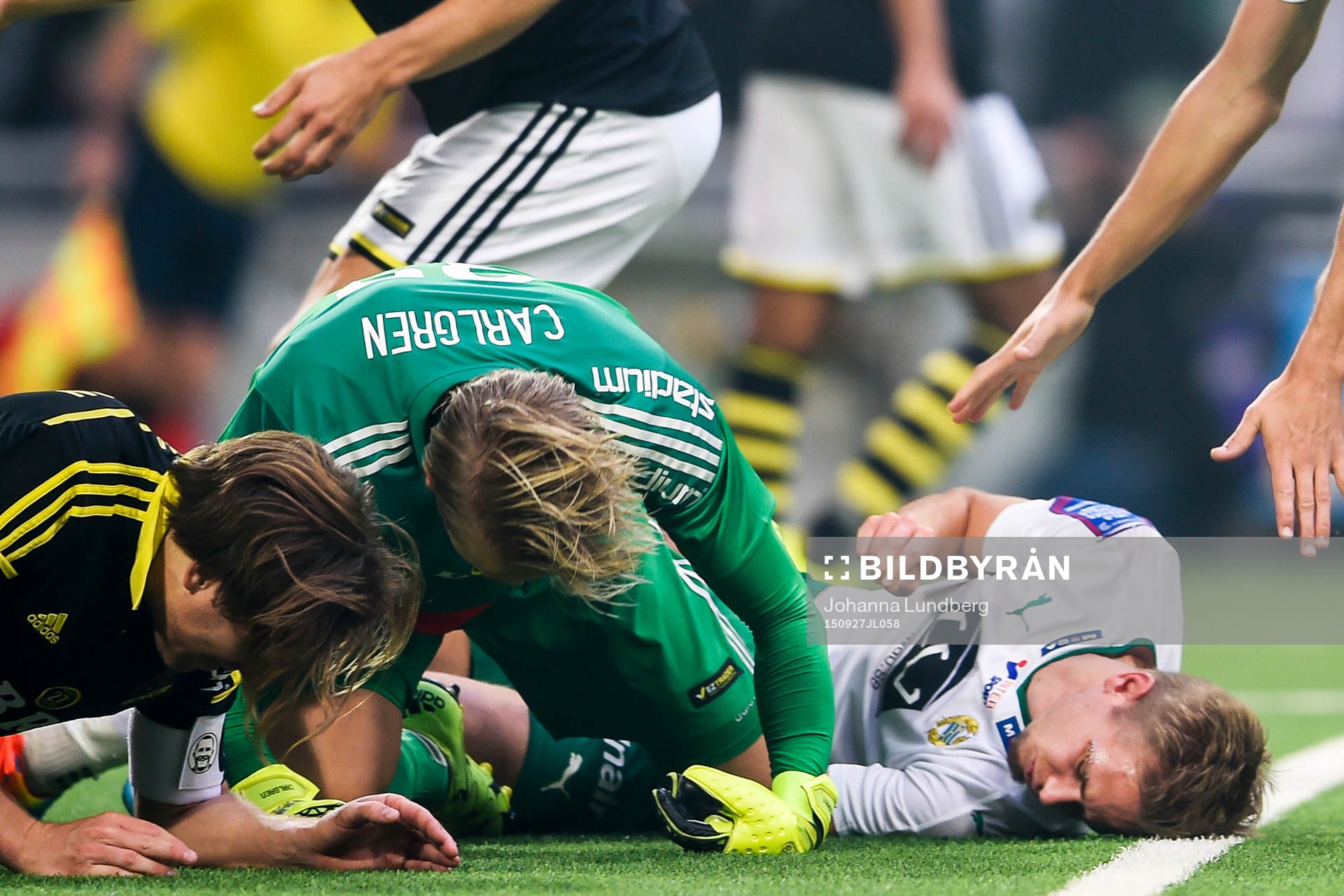 Luftduell mellan AIK:s målvakt Patrik Carlgren , Nils-Eric Johansson och Hammarbys Erik Israelsson där Israelsson skadas allvarligt under fotbollsmatchen i Allsvenskan mellan Hammarby och AIK den 27 september 2015 i Stockholm.