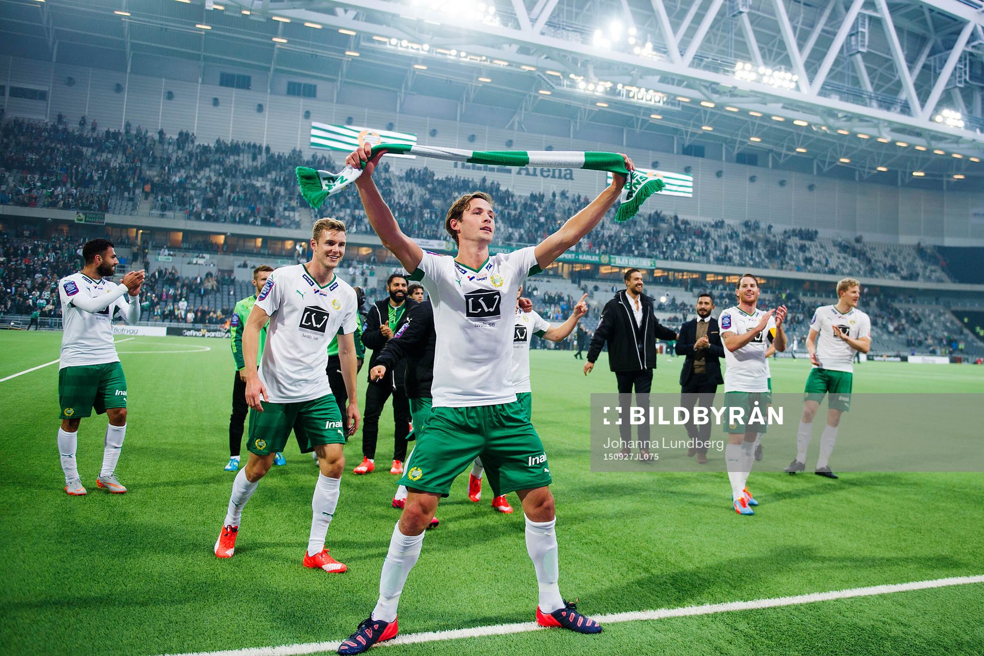 Hammarbys spelare med Philip Haglund jublar efter fotbollsmatchen i Allsvenskan mellan Hammarby och AIK den 27 september 2015 i Stockholm. 