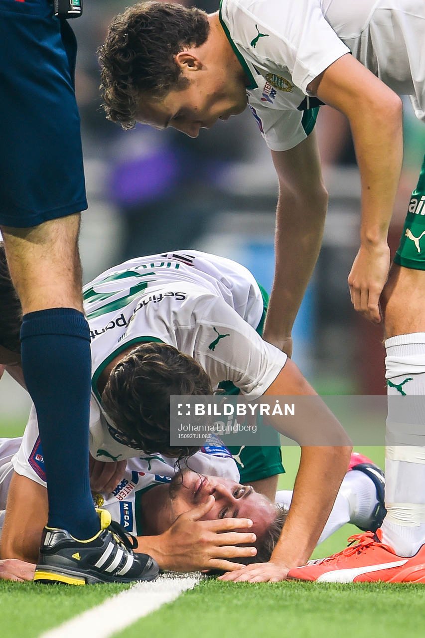 Hammarbys Erik Israelsson ligger medvetslös