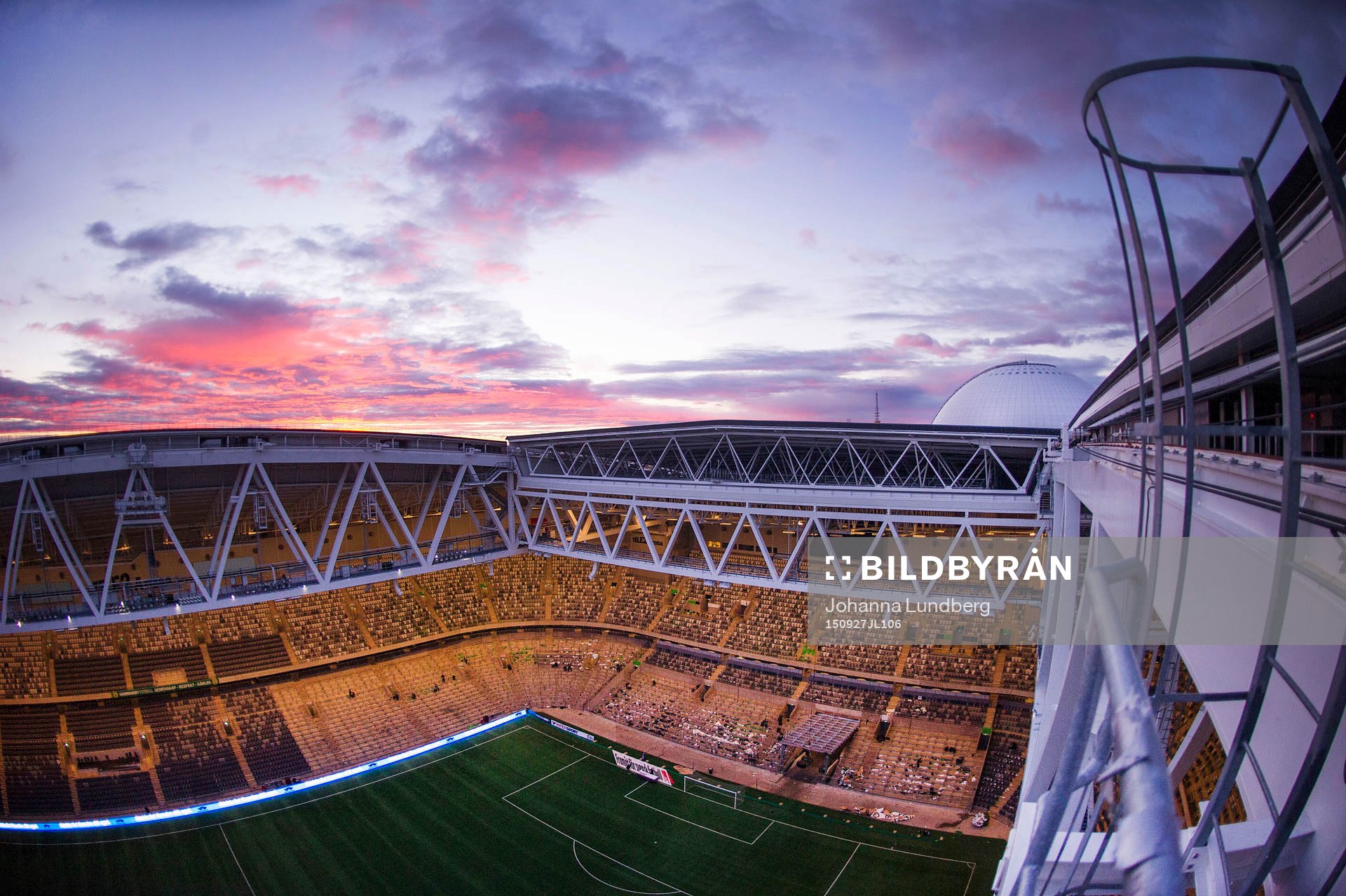 Solnedgång över ett tomt Tele2 och Globen