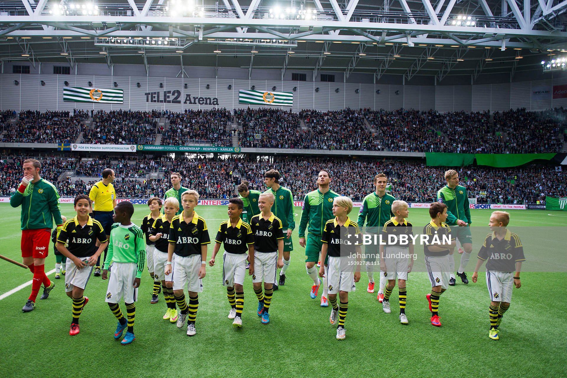 Hammarbys spelare och knattar lämnar planen