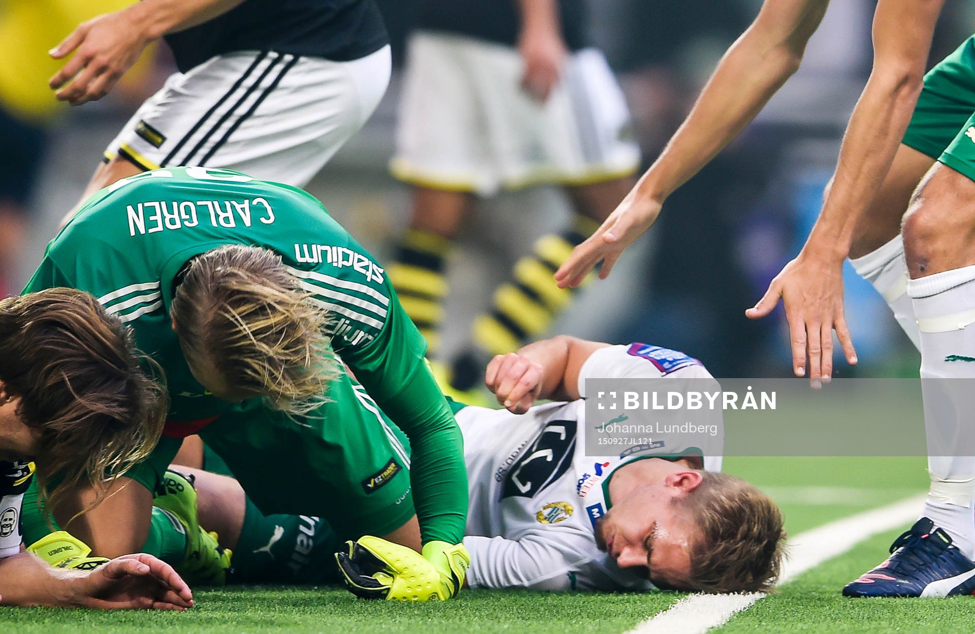 Luftduell mellan AIK:s målvakt Patrik Carlgren , Nils-Eric Johansson och Hammarbys Erik Israelsson där Israelsson skadas allvarligt under fotbollsmatchen i Allsvenskan mellan Hammarby och AIK den 27 september 2015 i Stockholm.