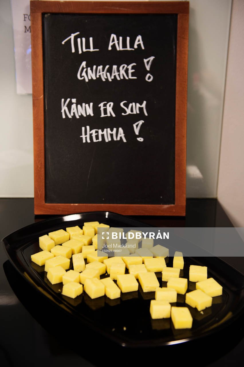 En tallrik med ost och en dekal med texten Till alla