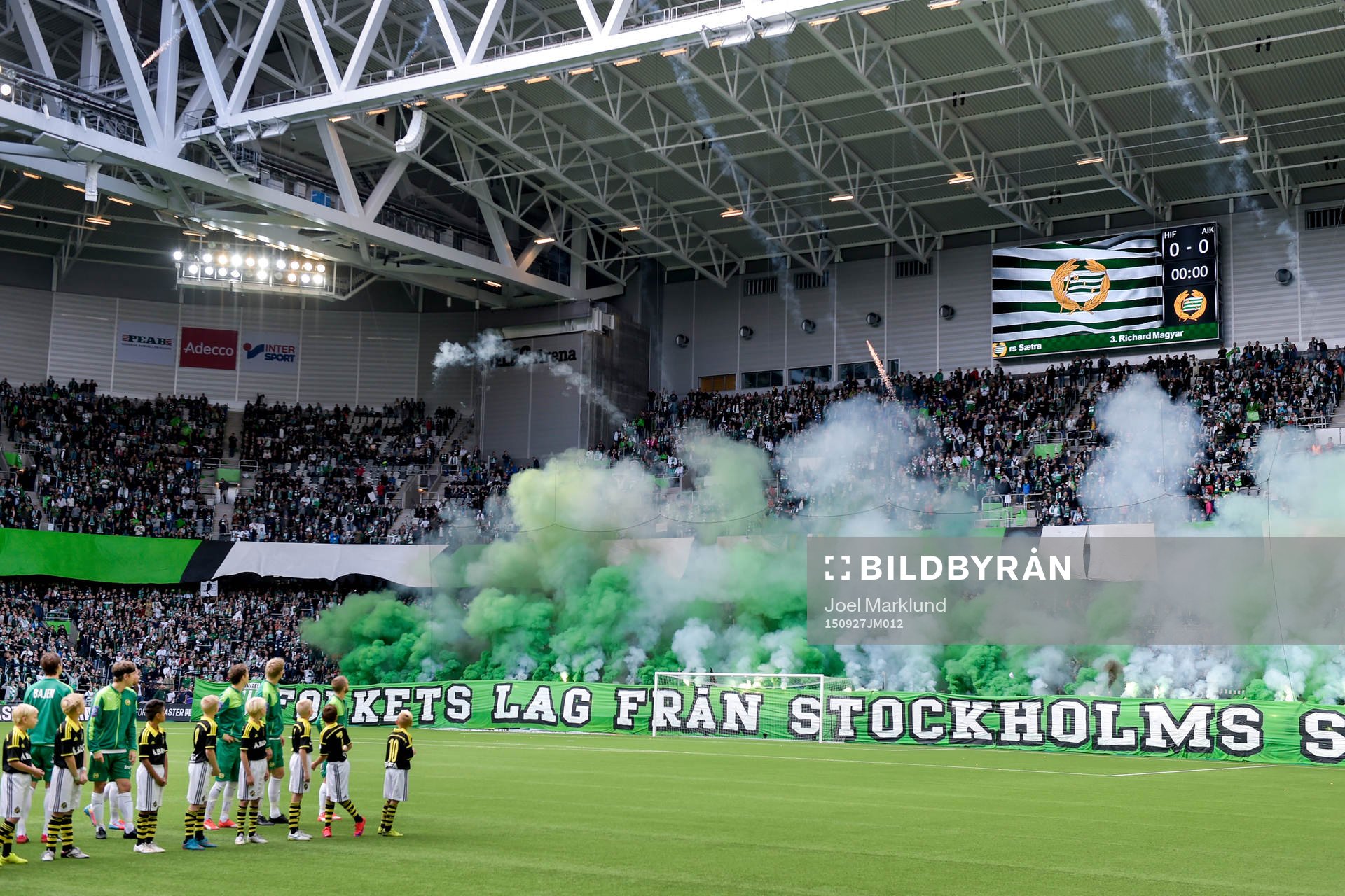 Hammarbys supportar använder bengaler och raketer före