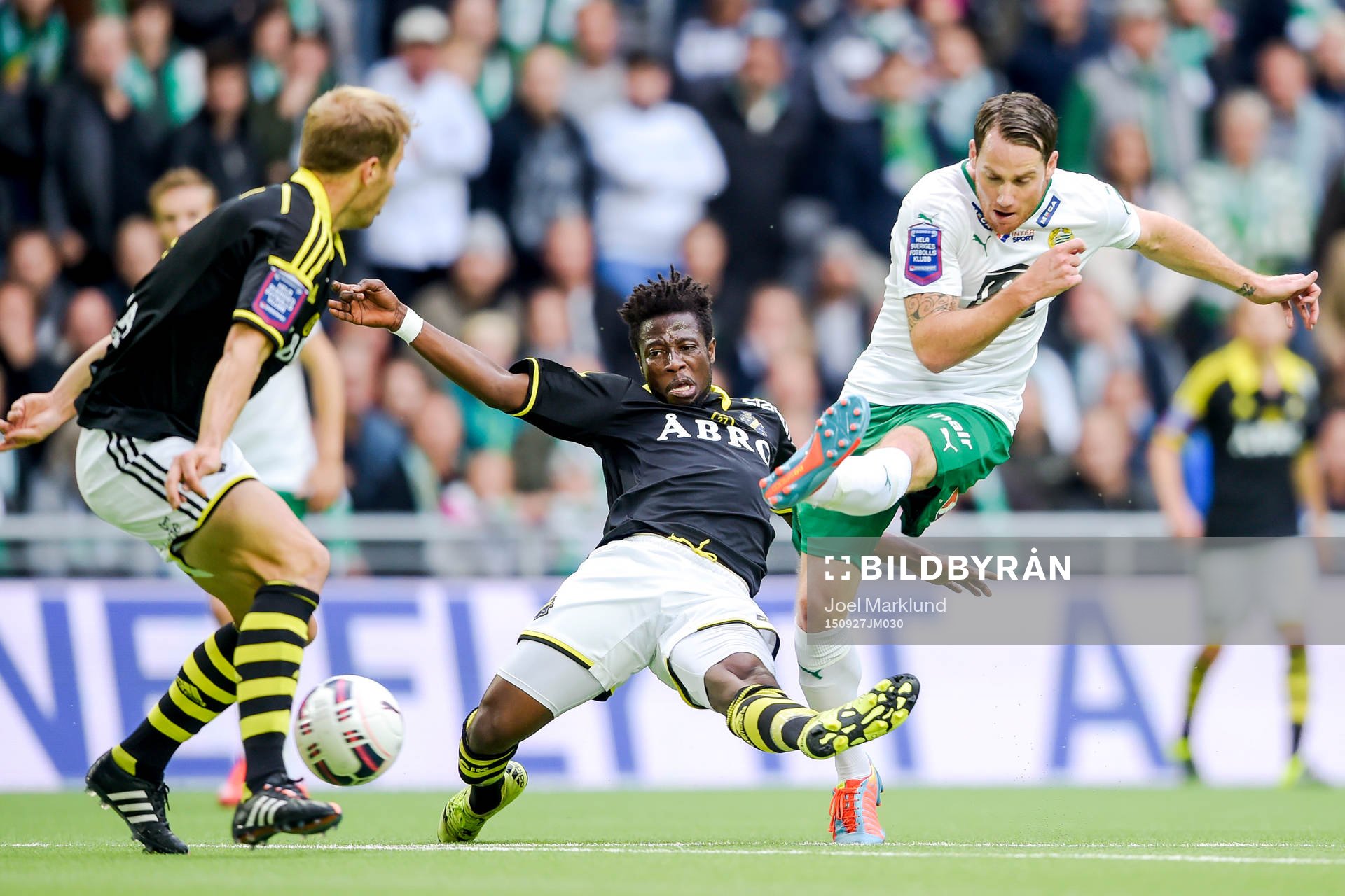 s Per Karlsson och Ebenezer Ofori försöker bryta skott