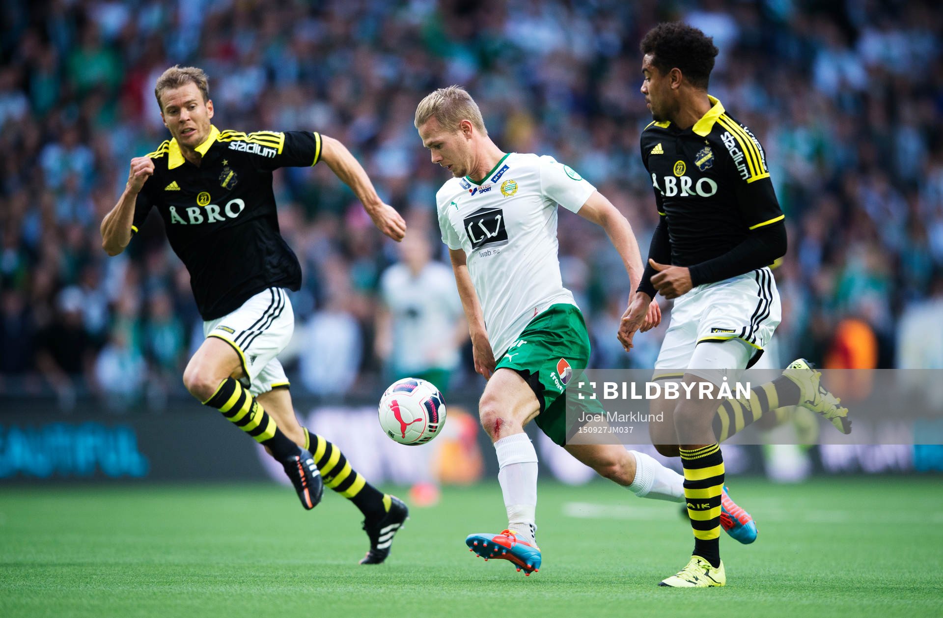 s Per Karlsson och Noah Sonko Sundberg utmanas av Hammarbys
