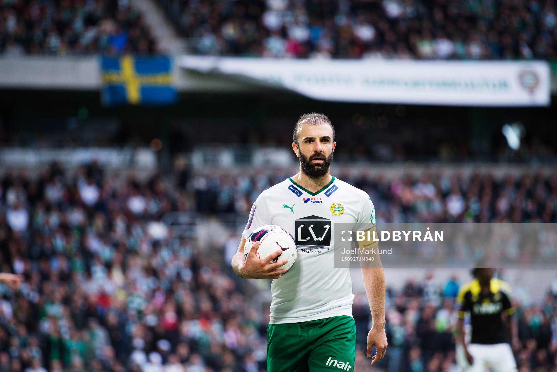 Hammarbys Kennedy Bakircioglu håller i bollen när han