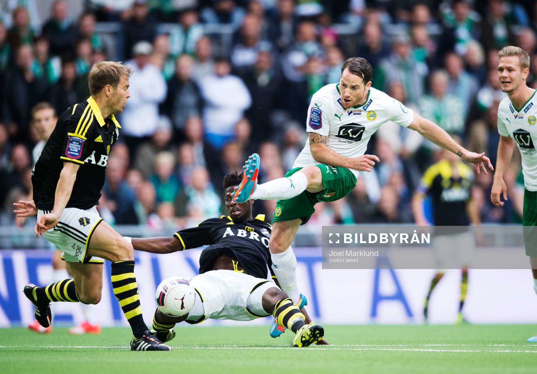 s Per Karlsson och Ebenezer Ofori utmanas av Hammarbys