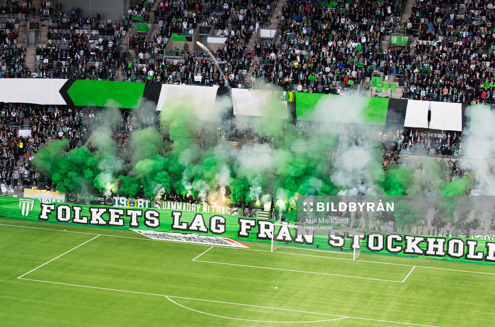 Bengaleldar och fyrverkerier från Hammarbys klack under fotbollsmatchen i Allsvenskan mellan Hammarby och AIK den 27 september 2015 i Stockholm.