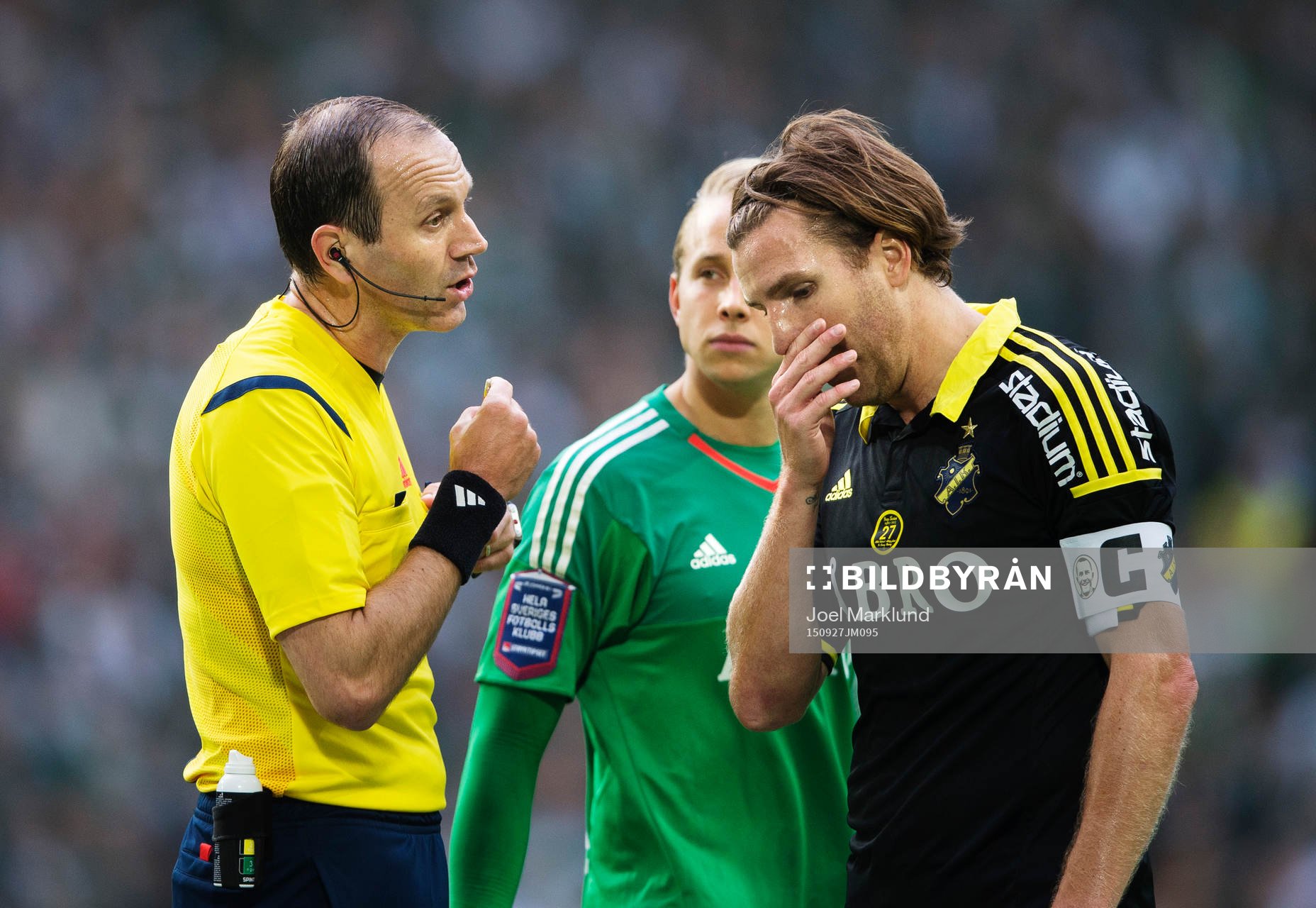 Domare Jonas Eriksson i samtal med AIK:s Nils-Eric Johansson under fotbollsmatchen i Allsvenskan mellan Hammarby och AIK den 27 september 2015 i Stockholm.