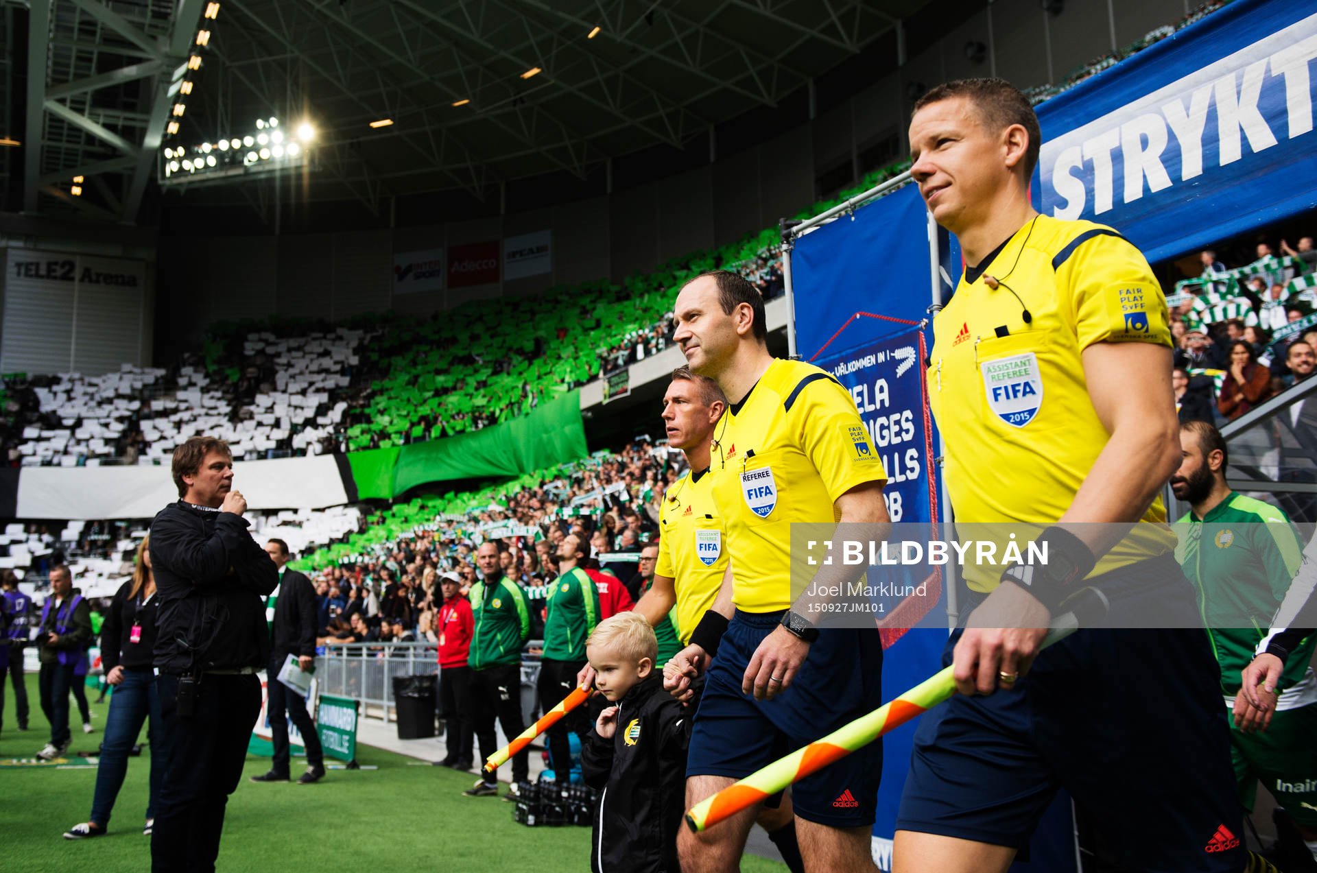 Domare Jonas Eriksson gör entré till fotbollsmatchen i