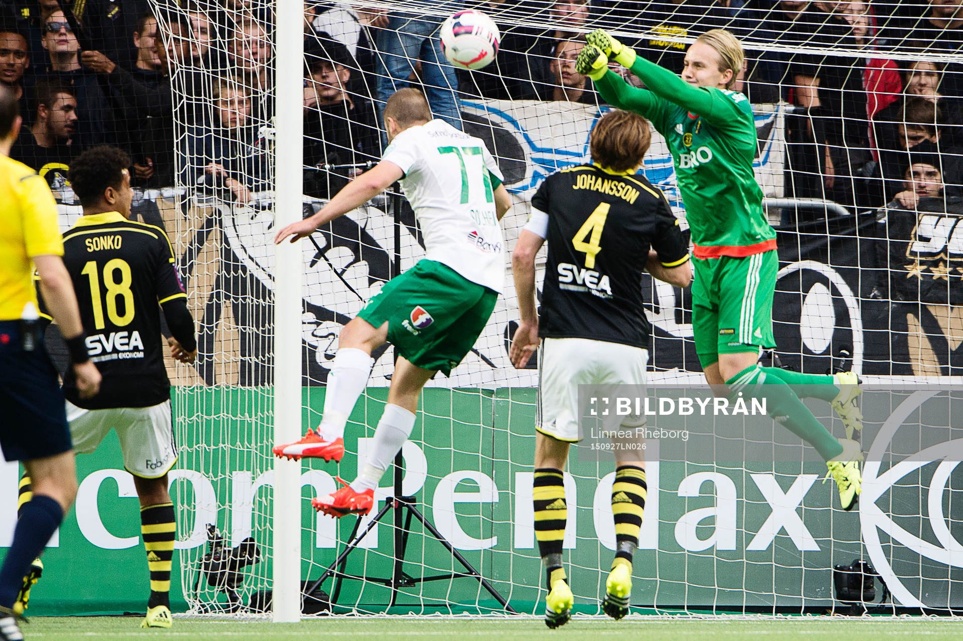 s Nils-Eric Johansson och AIK:s målvakt Patrik Carlgren