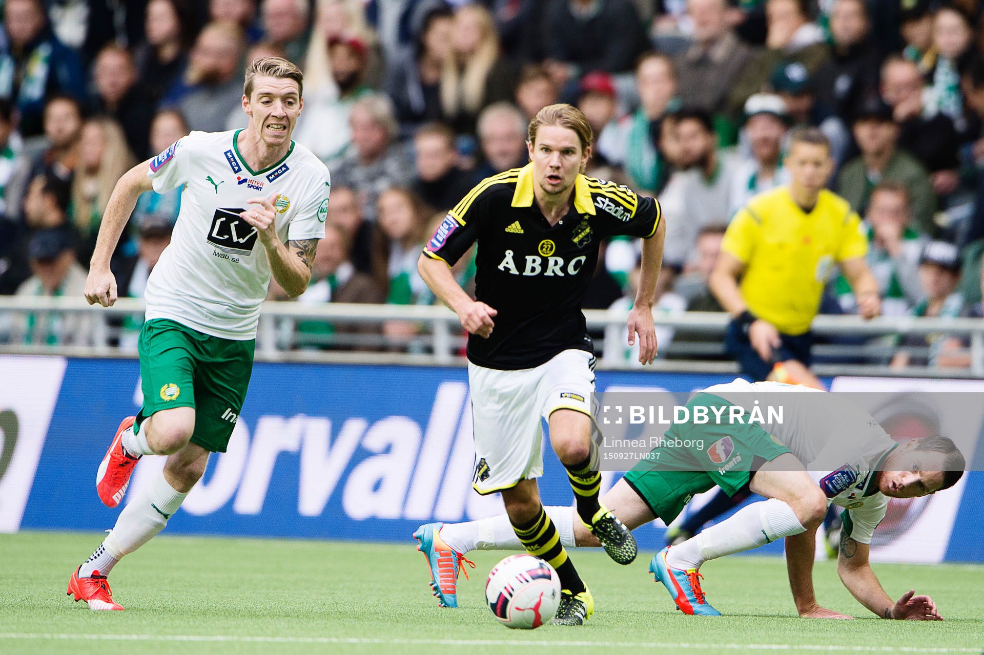 s Johan Blomberg springer ifrån Hammarbys Birkir Már