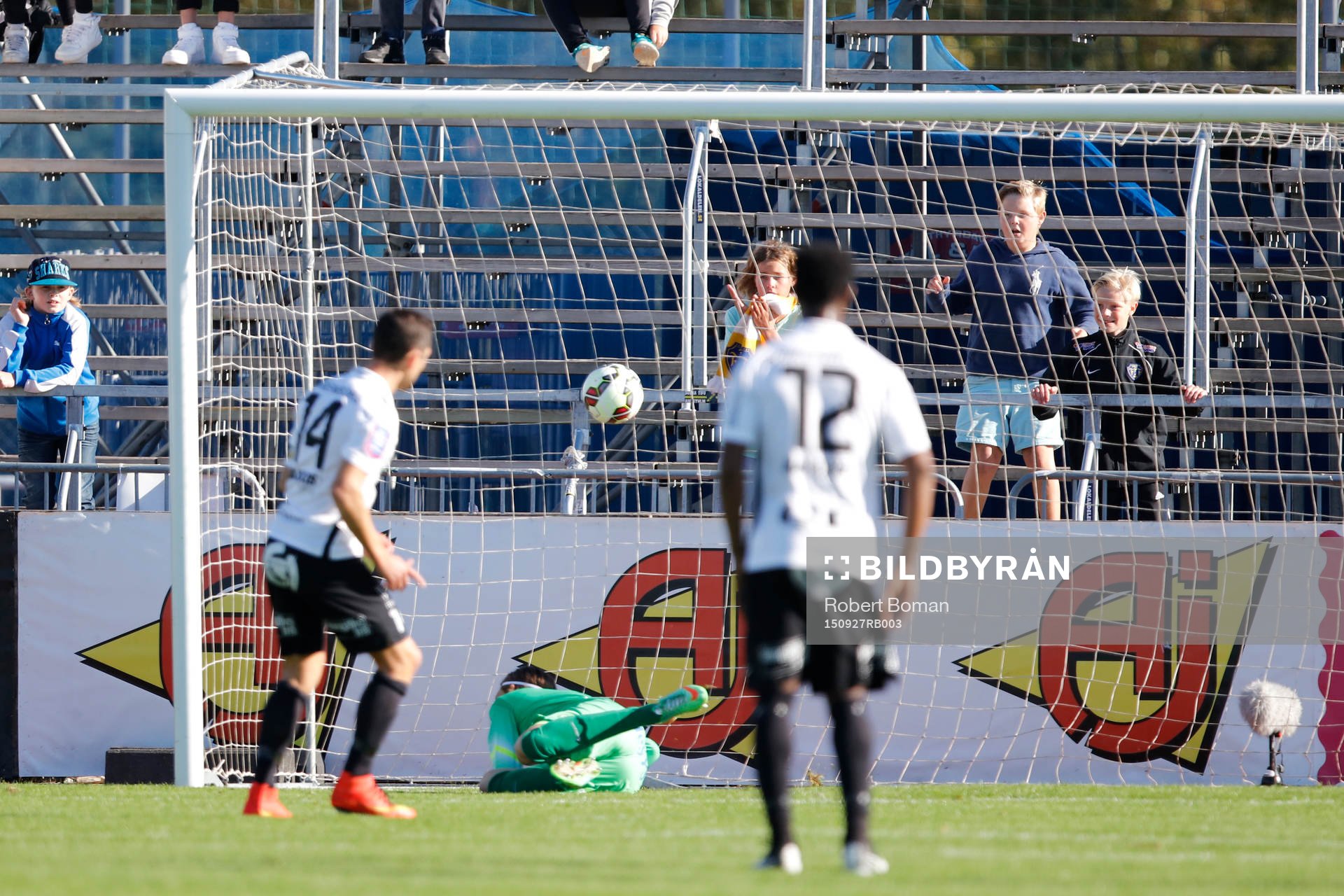 Häckens Martin Ericsson gör 1-0 på straff