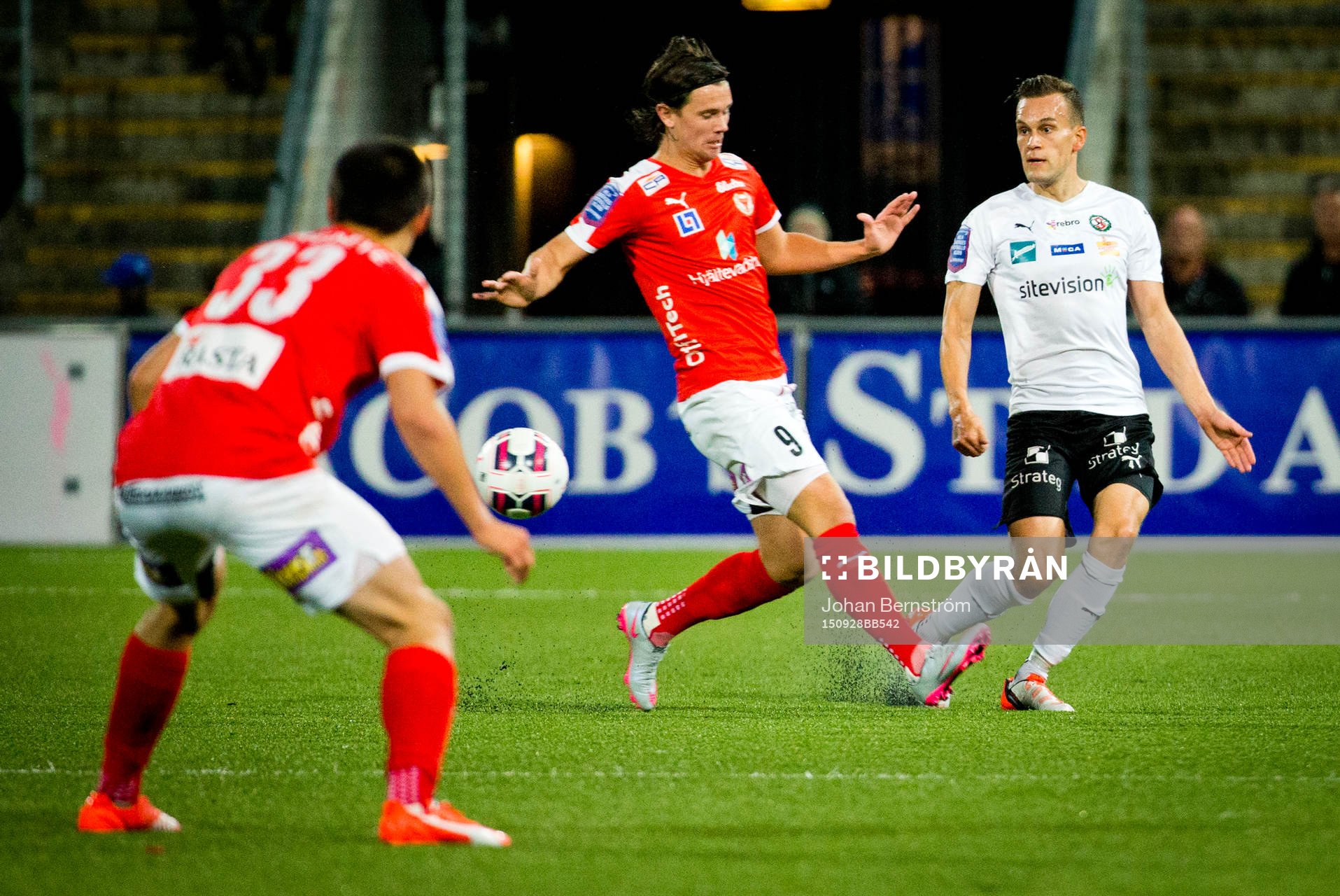 Örebros Hjörtur Logi Valgardsson och Kalmars Marcus