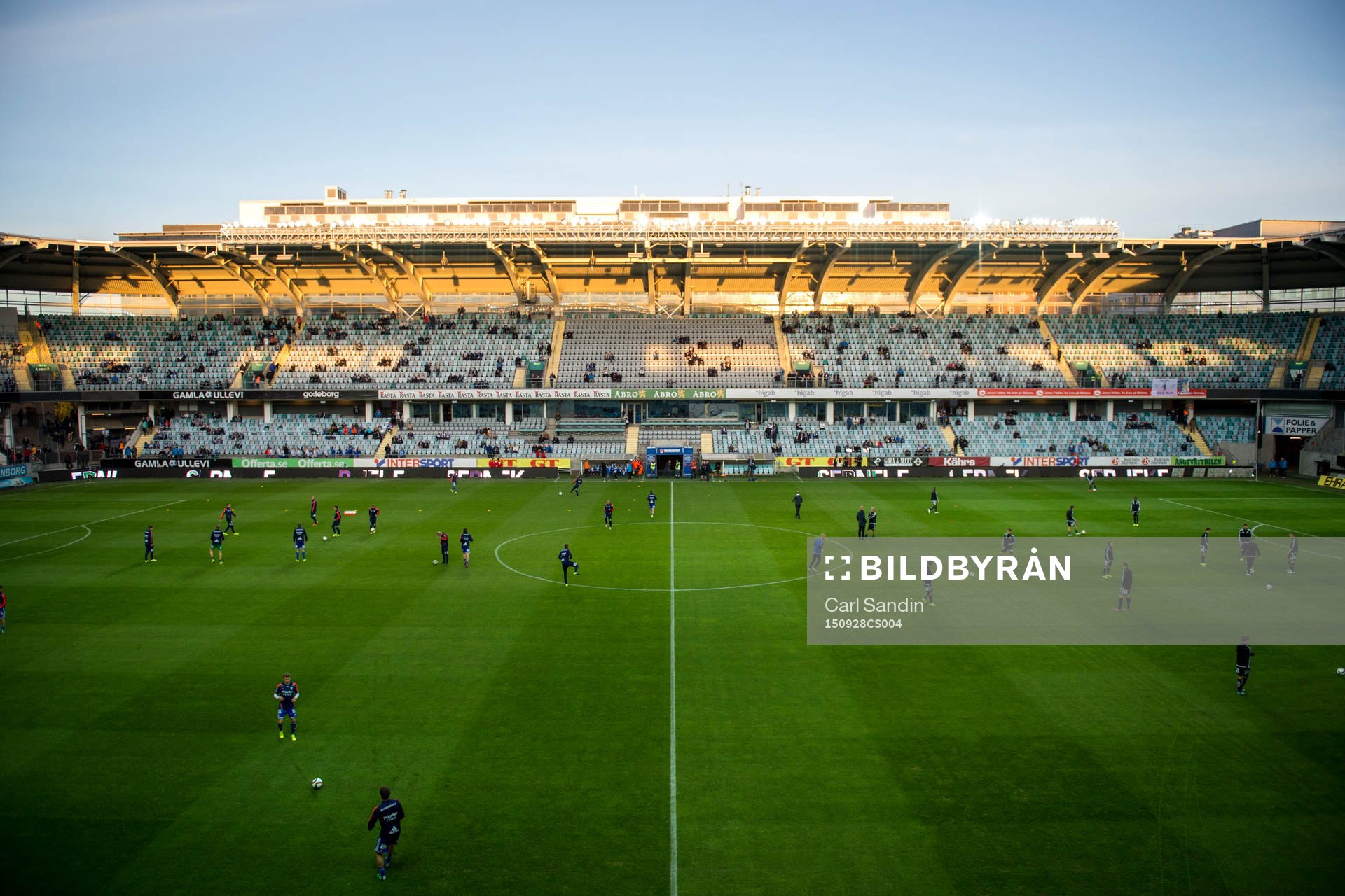 Lagen värmer upp på Gamla Ullevi innan en fotbollsmatch i