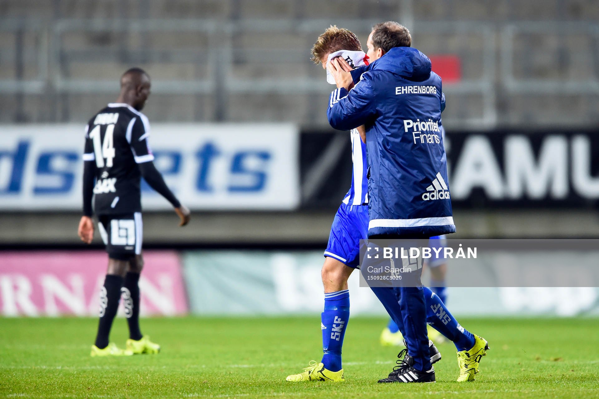 IFK Göteborgs Mikael Boman lämnar planen skadad