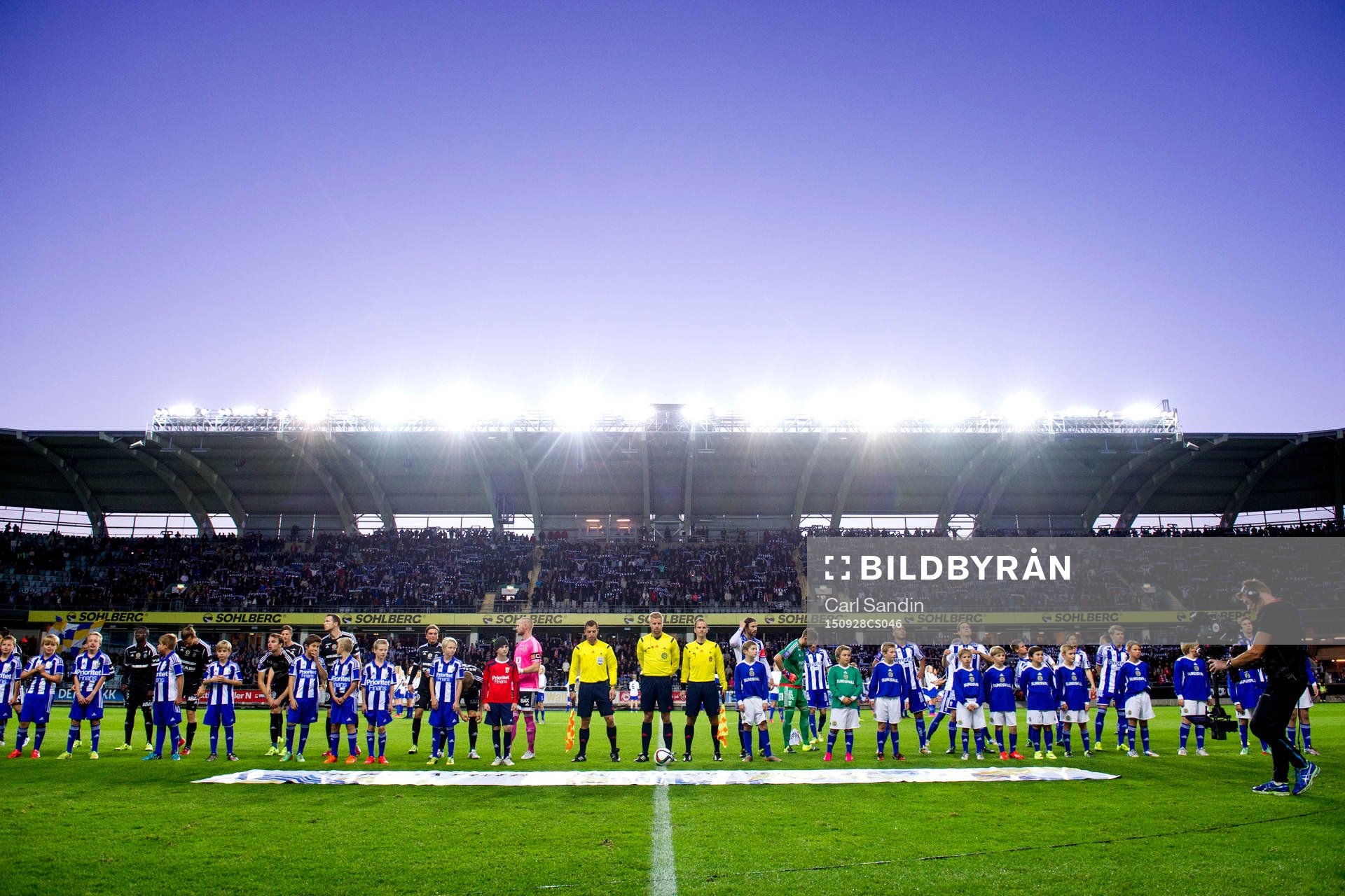 IFK Göteborgs och Sundsvalls spelare står uppställda vid