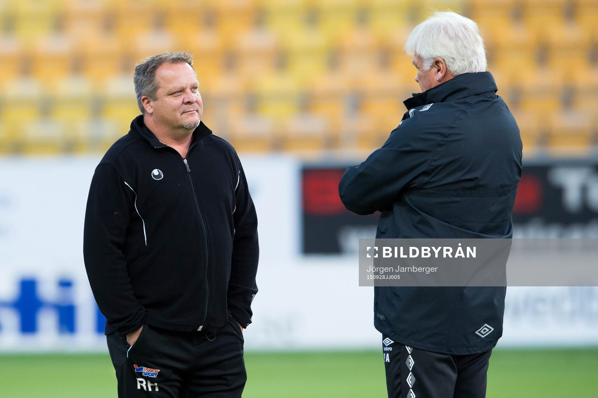 Åtvidabergs tränare Roar Hansen pratar med Elfsborgs