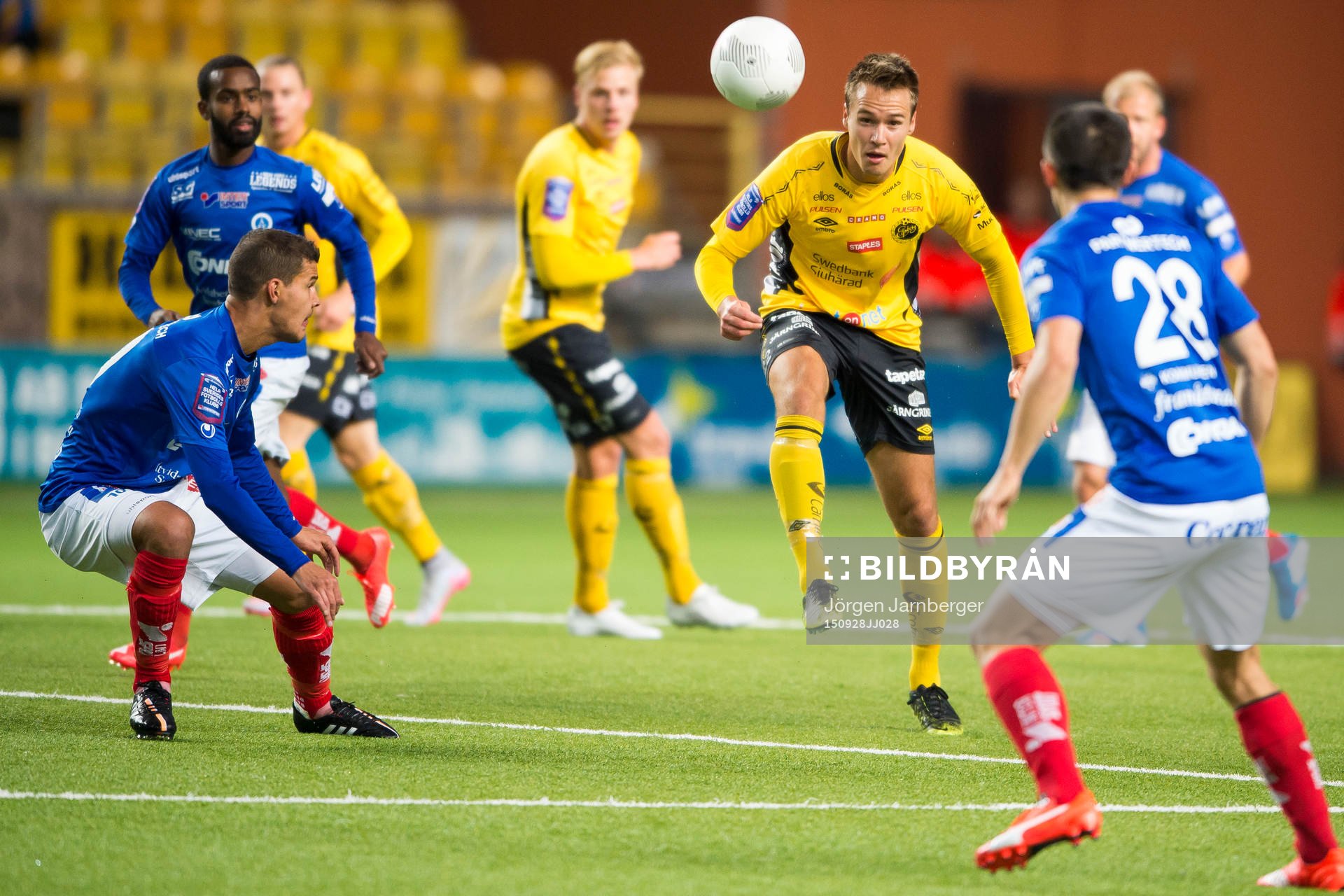 Elfsborgs Viktor Prodell rensar undan bollen
