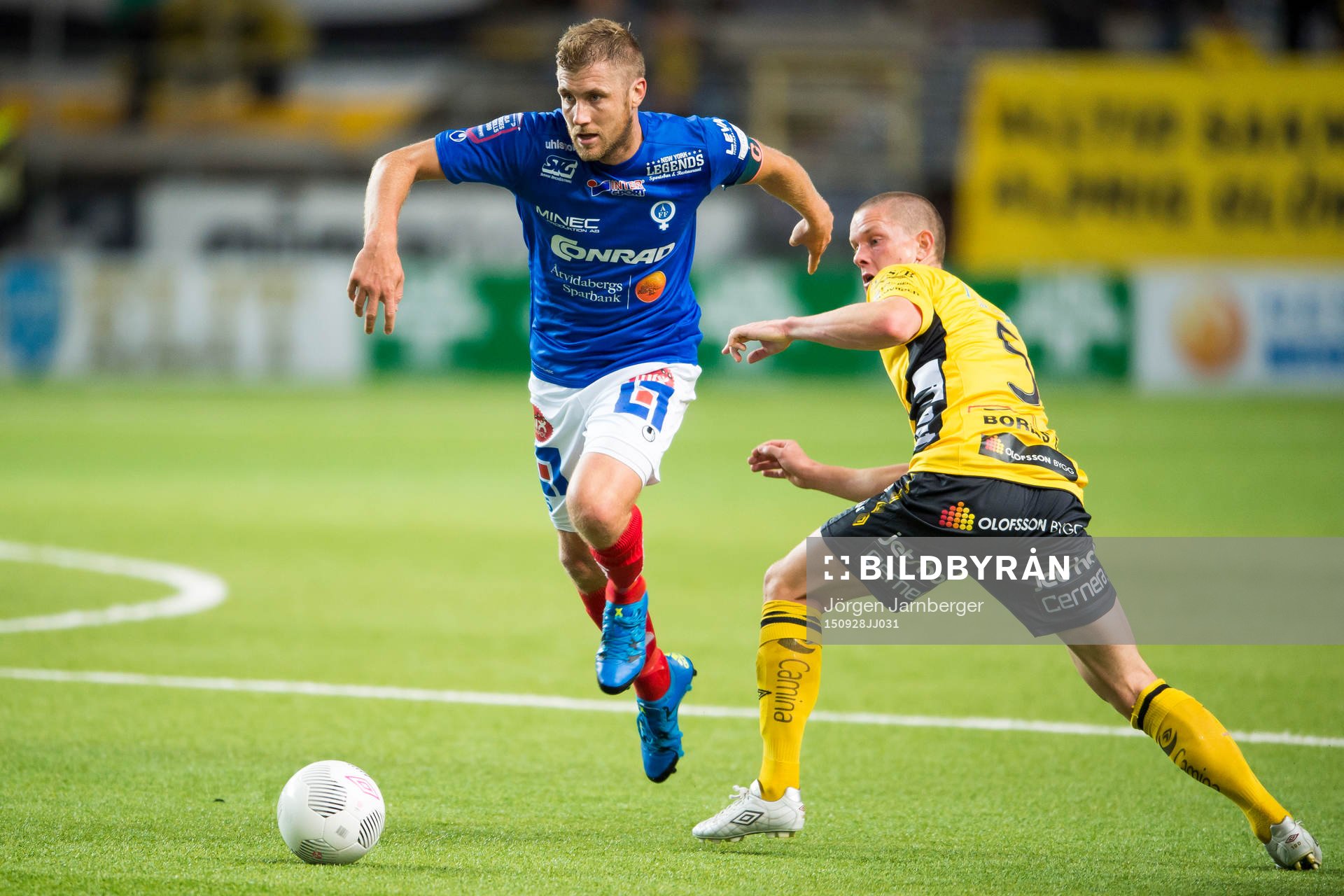 Åtvidabergs Daniel Hallingström tar sig förbi Elfsborgs