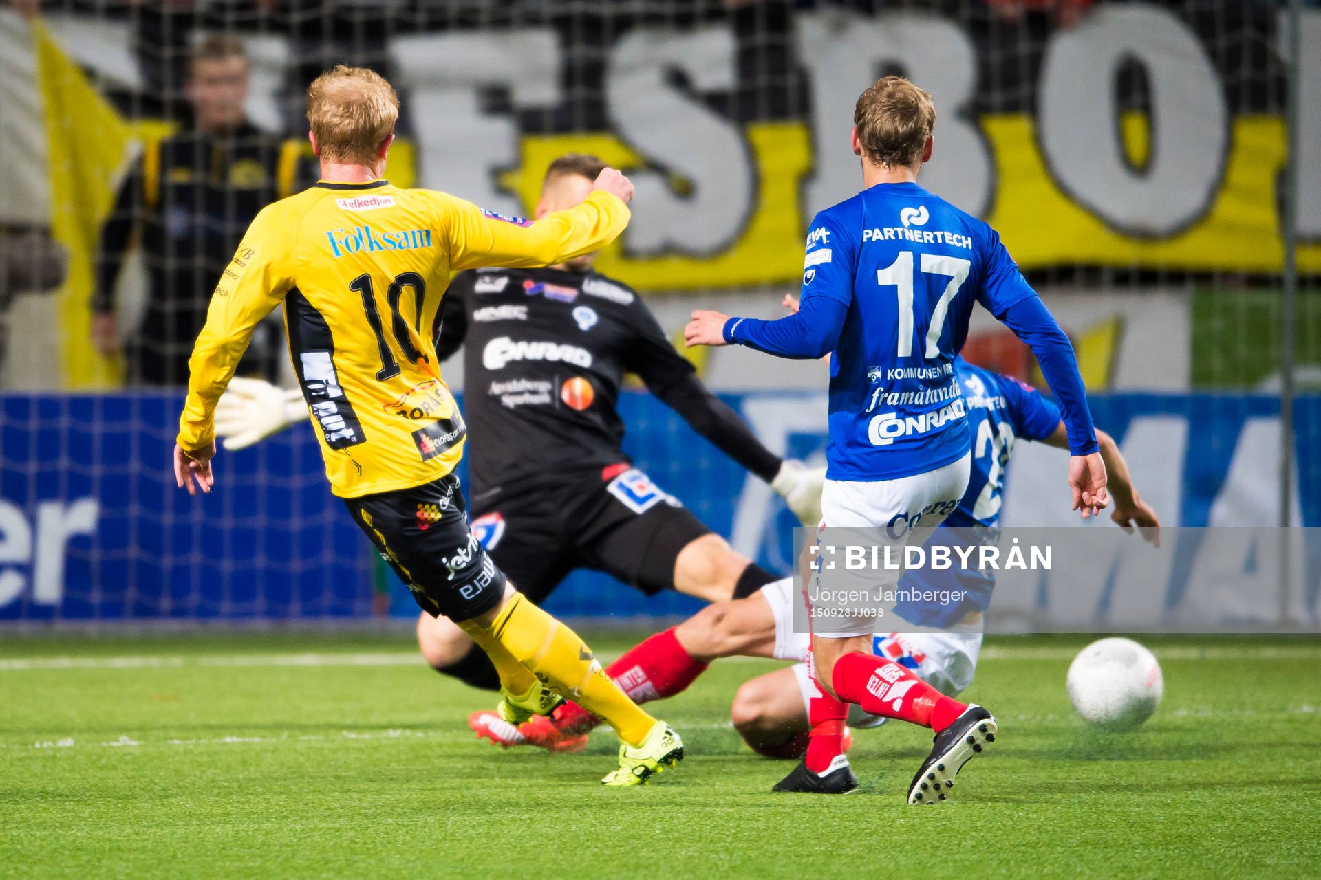 Elfsborgs Simon Lundevall (rygg mot kameran) gör 2-1