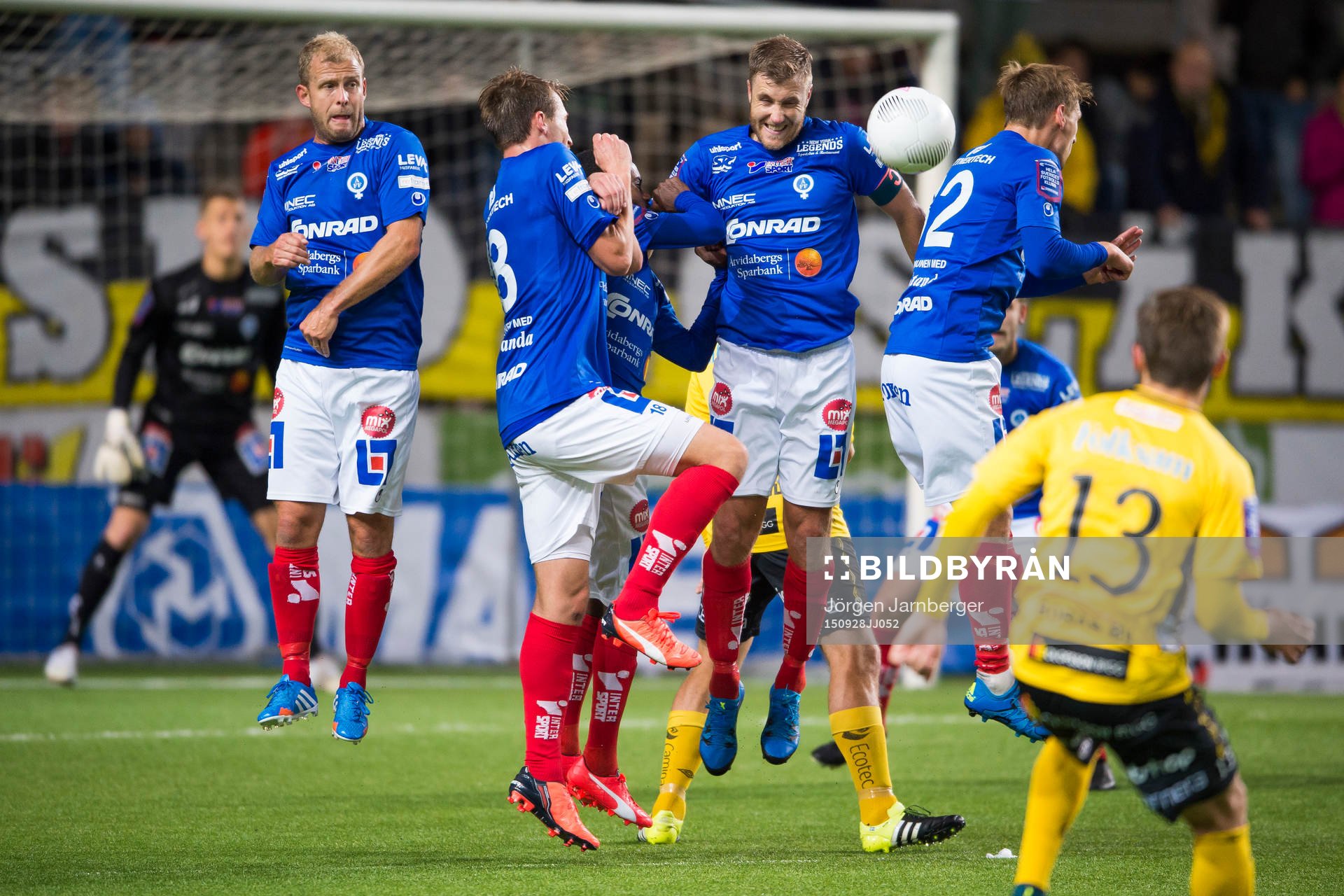 Åtvidabergs frisparksmur då Elfsborgs Arber Zeneli (rygg