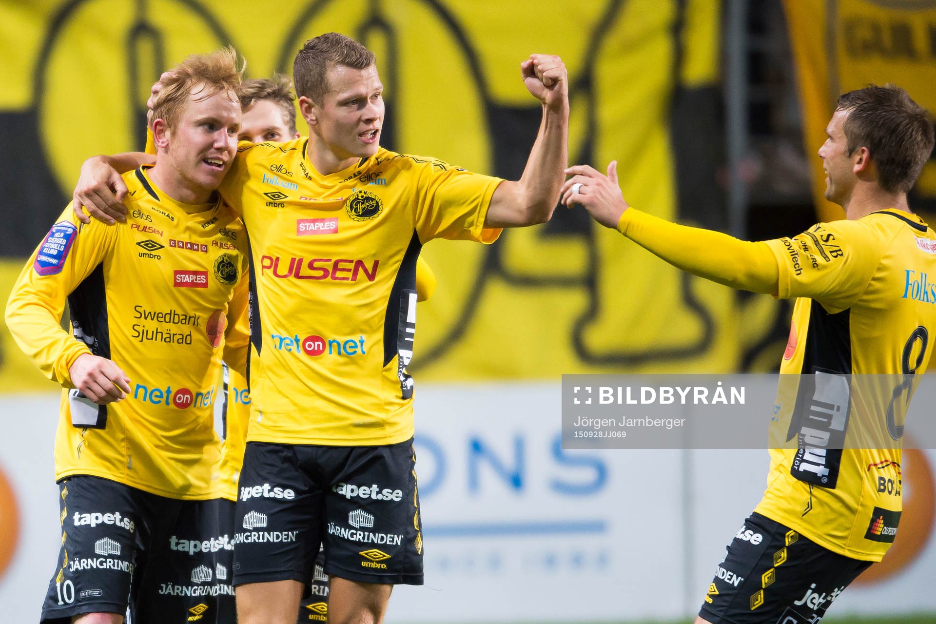 Elfsborgs Simon Lundevall (v) jublar tillsammans med Viktor Claesson och Anders Svensson (h) efter 2-1 under en fotbollsmatch i Allsvenskan mellan Elfsborg och Åtvidaberg den 28 september 2015 i Borås.
