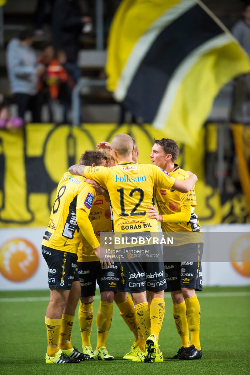 Elfsborgs spelare jublar efter att Simon Lundevall (skymd i bild) skjutit 2-1 under en fotbollsmatch i Allsvenskan mellan Elfsborg och Åtvidaberg den 28 september 2015 i Borås.