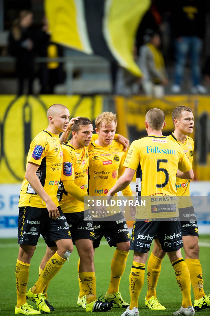 Elfsborgs Simon Lundevall (mitt i bild) klappas om av från vänster Sebastian Holmén, Anders Svensson, Viktor Claesson och Anton Lans (rygg mot kameran) efter 2-1 målet under en fotbollsmatch i Allsvenskan mellan Elfsborg och Åtvidaberg den 28 september 2015 i Borås.