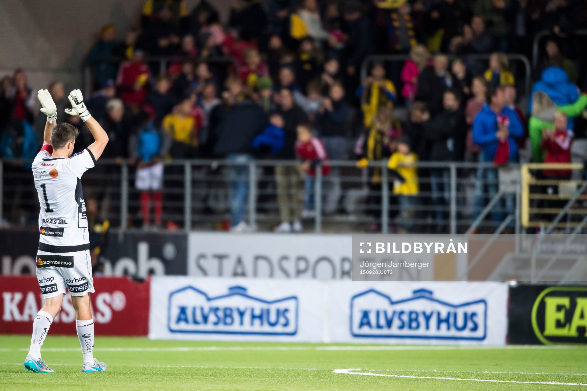 Elfsborgs målvakt Kevin Stuhr Ellegaard tackar publiken