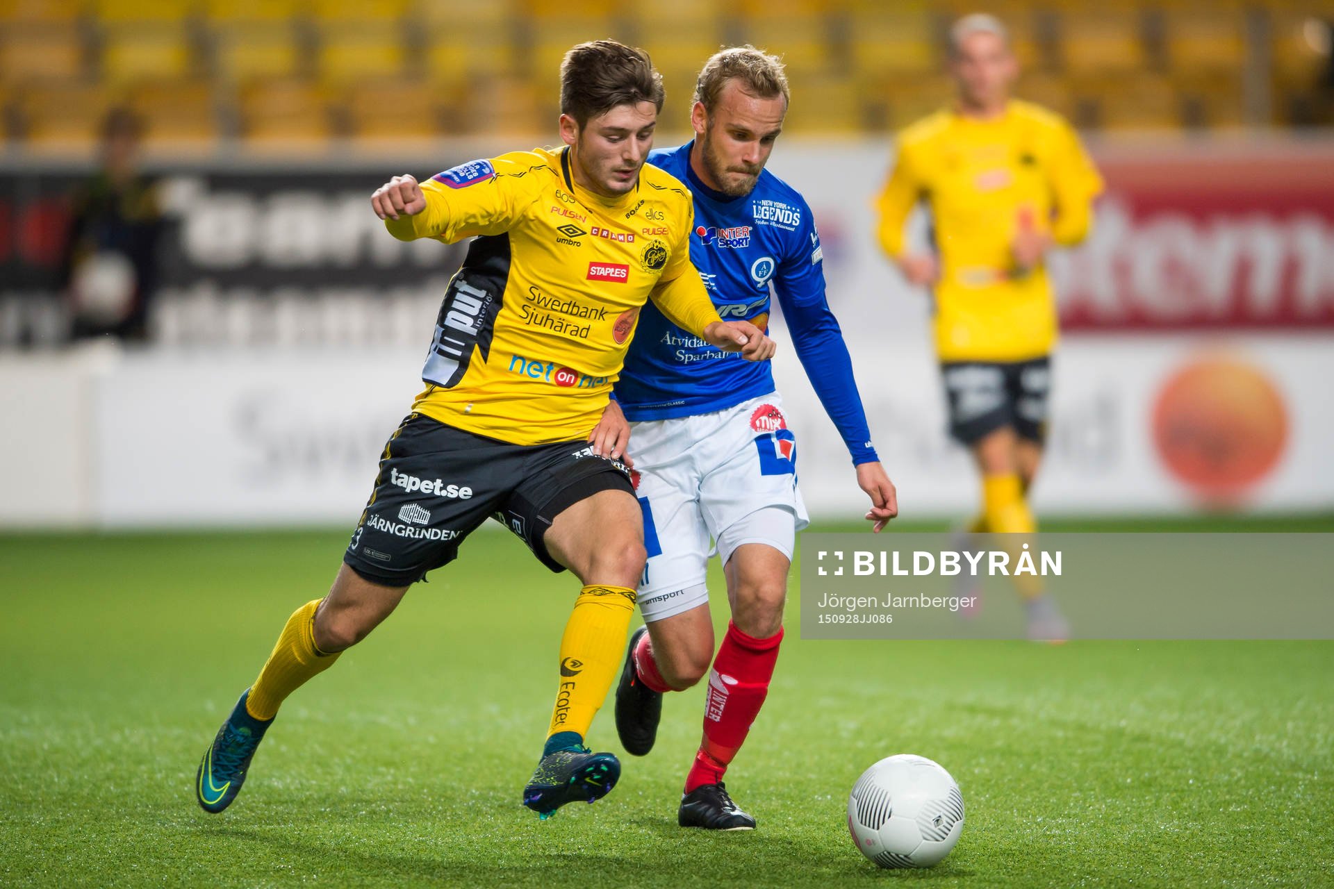 Elfsborgs Arber Zeneli och Åtvidabergs Andreas Johansson i kamp om bollen under en fotbollsmatch i Allsvenskan mellan Elfsborg och Åtvidaberg den 28 september 2015 i Borås.