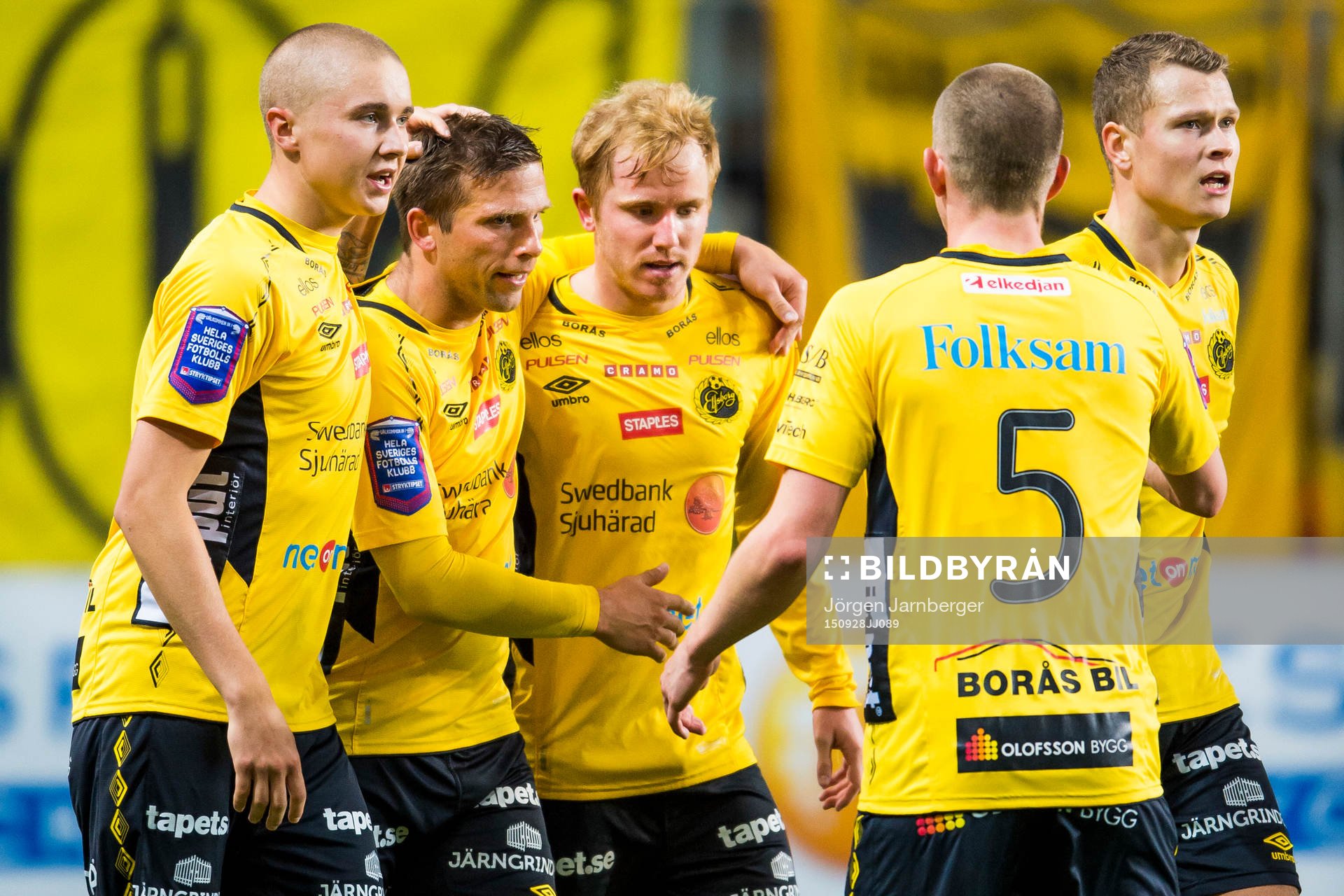 Elfsborgs Simon Lundevall (mitt i bild) klappas om av från vänster Sebastian Holmén, Anders Svensson, Viktor Claesson och Anton Lans (rygg mot kameran) efter 2-1 målet under en fotbollsmatch i Allsvenskan mellan Elfsborg och Åtvidaberg den 28 september 2015 i Borås.