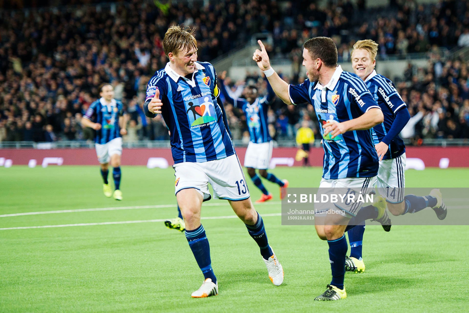 Djurgårdens Kerim Mrabti gör 1-0 och jublar med Emil