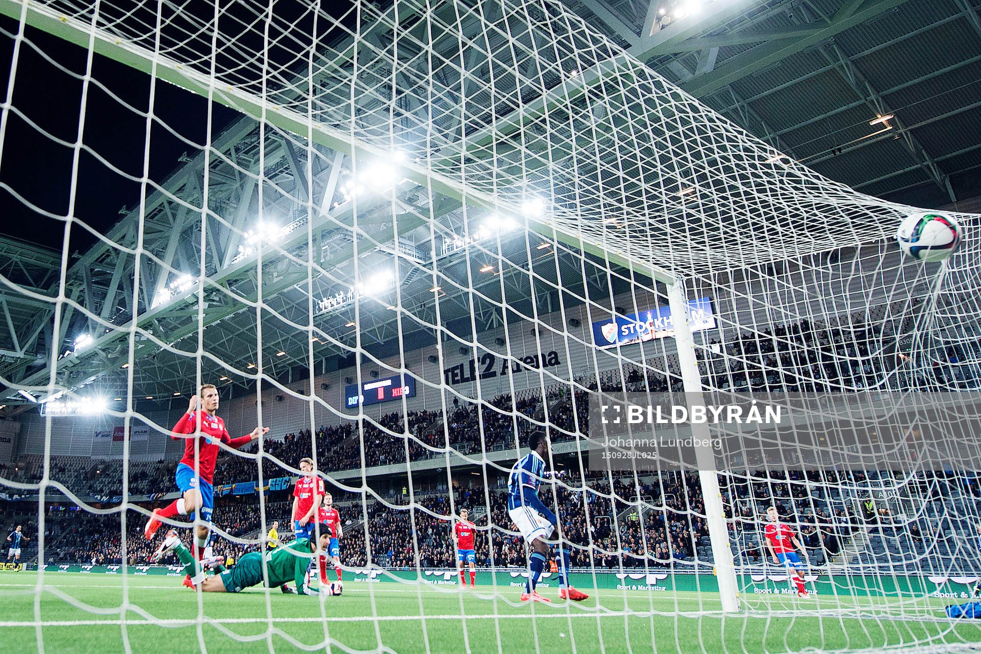 Helsingborgs målvakt Matt Pyzdrowski ser hur Djurgårdens