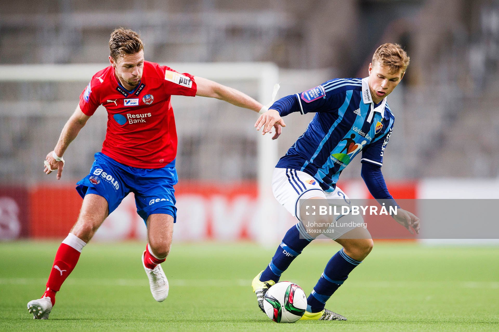 Helsingborgs Arnór Smárason och Djurgårdens Jesper Karlström under fotbollsmatchen i Allsvenskan mellan Djurgården och Helsingborg den 28 september 2015 i Stockholm.