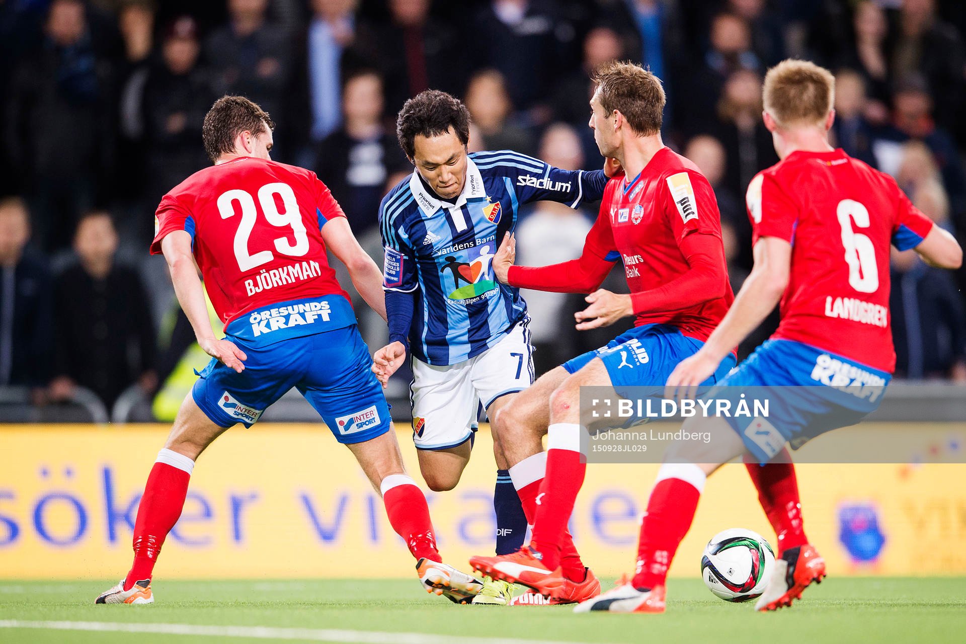Djurgårdens Seon-Min Moon försöker ta sig förbi Helsingborgs Jesper Björkman, Frederik Helstrup Jensen och Andreas Landgren under fotbollsmatchen i Allsvenskan mellan Djurgården och Helsingborg den 28 september 2015 i Stockholm.