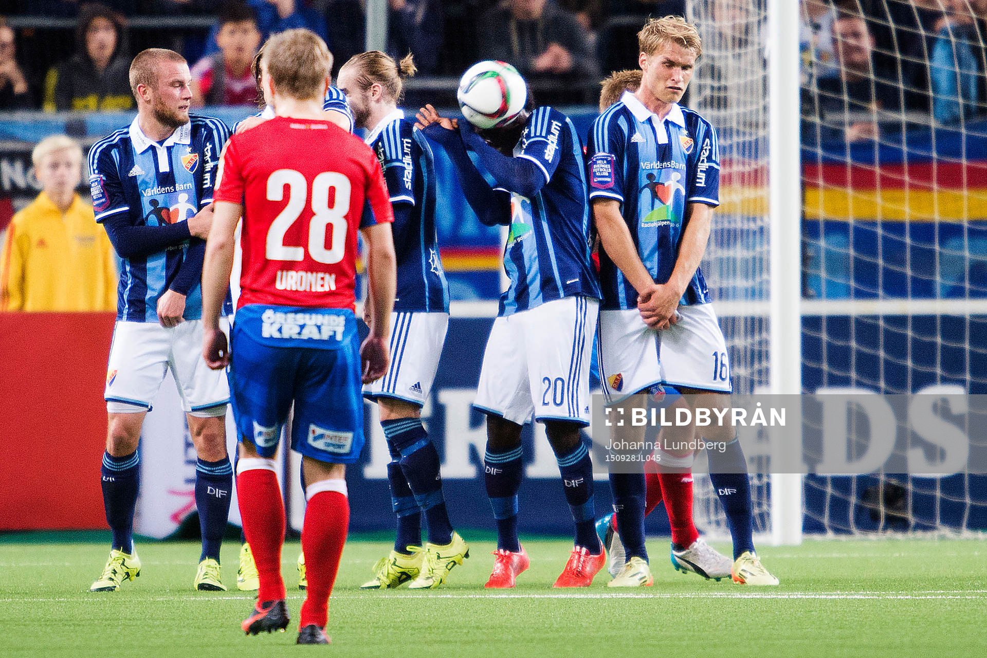 Djurgårdens Sam Johnson träffas av en boll när han står