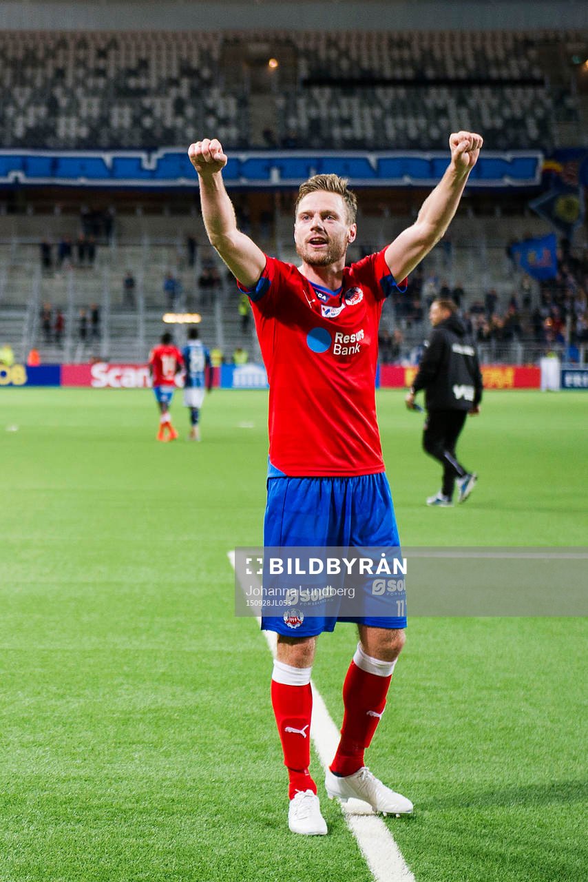 Helsingborgs Arnór Smárason jublar med publiken efter fotbollsmatchen i Allsvenskan mellan Djurgården och Helsingborg den 28 september 2015 i Stockholm.