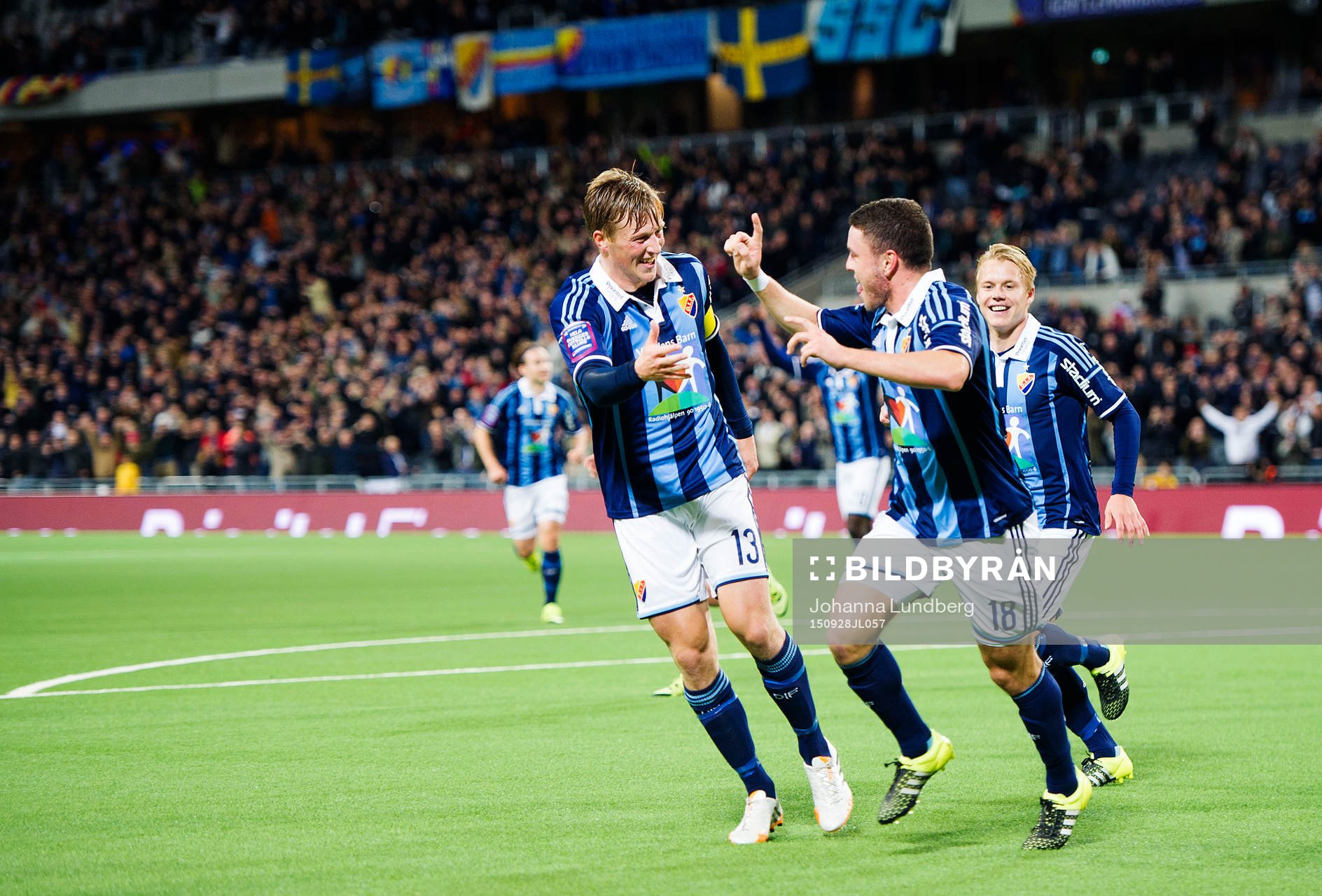 Djurgårdens Kerim Mrabti gör 1-0 och jublar med Emil