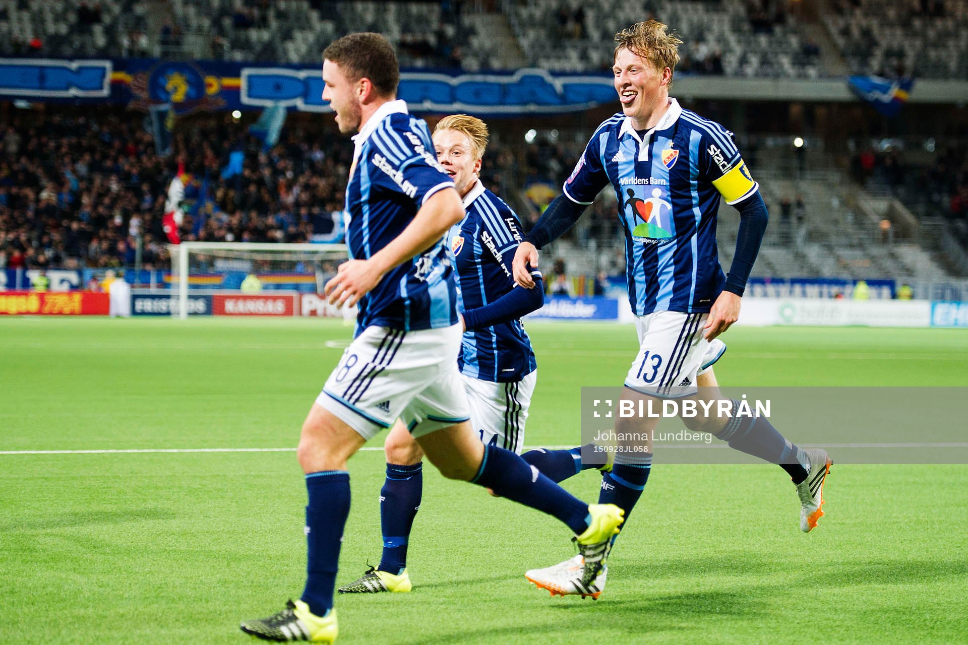 Djurgårdens Kerim Mrabti gör 1-0 och jublar med Emil