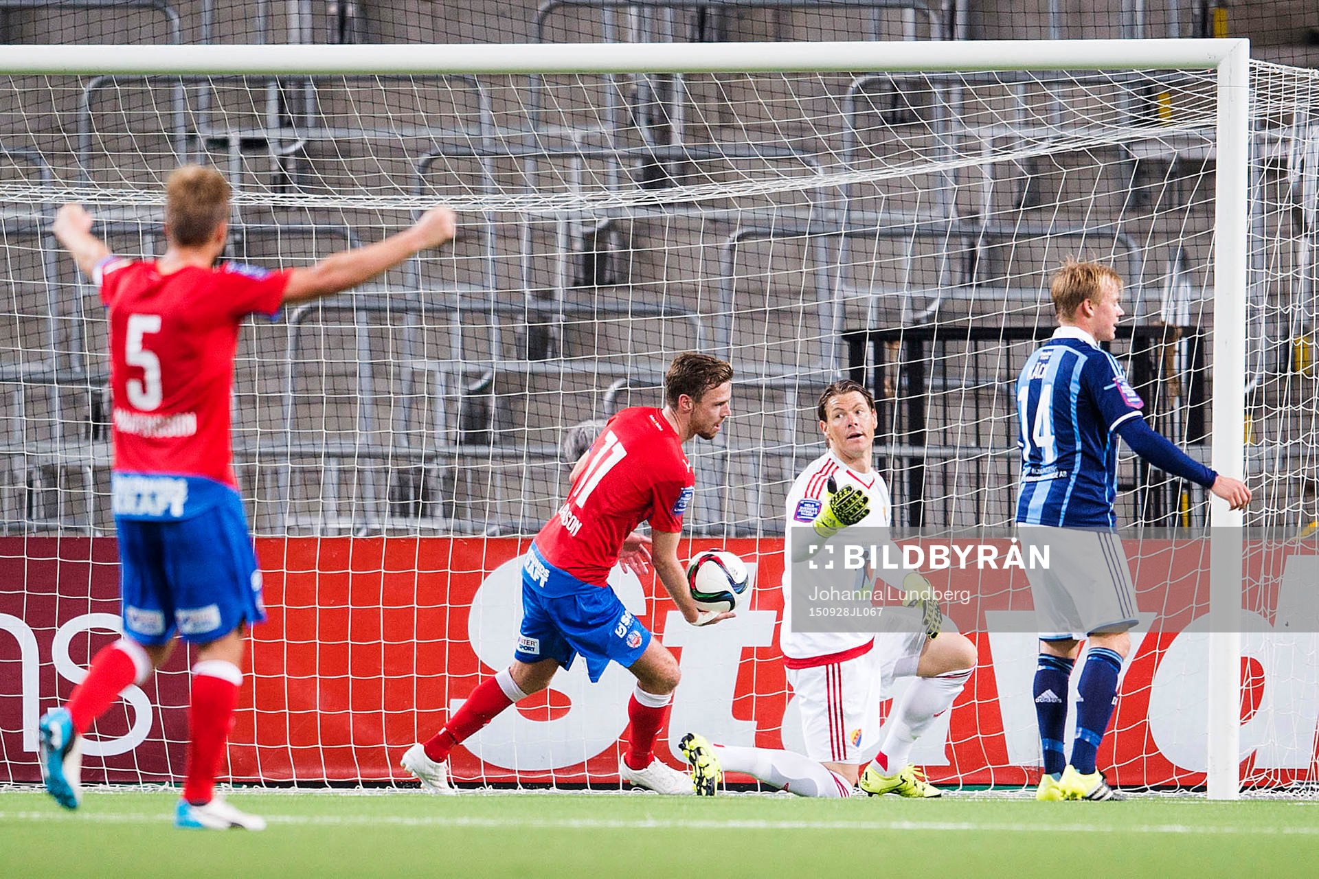Djurgårdens målvakt Kenneth Høie och Elliot Käck deppar