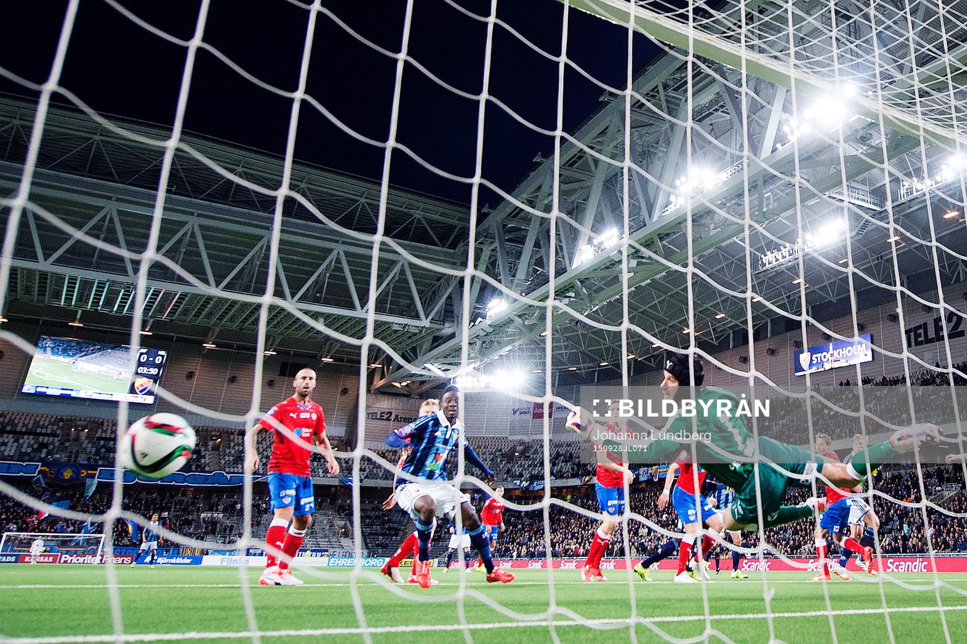 Helsingborgs målvakt Matt Pyzdrowski räddar ut bollen