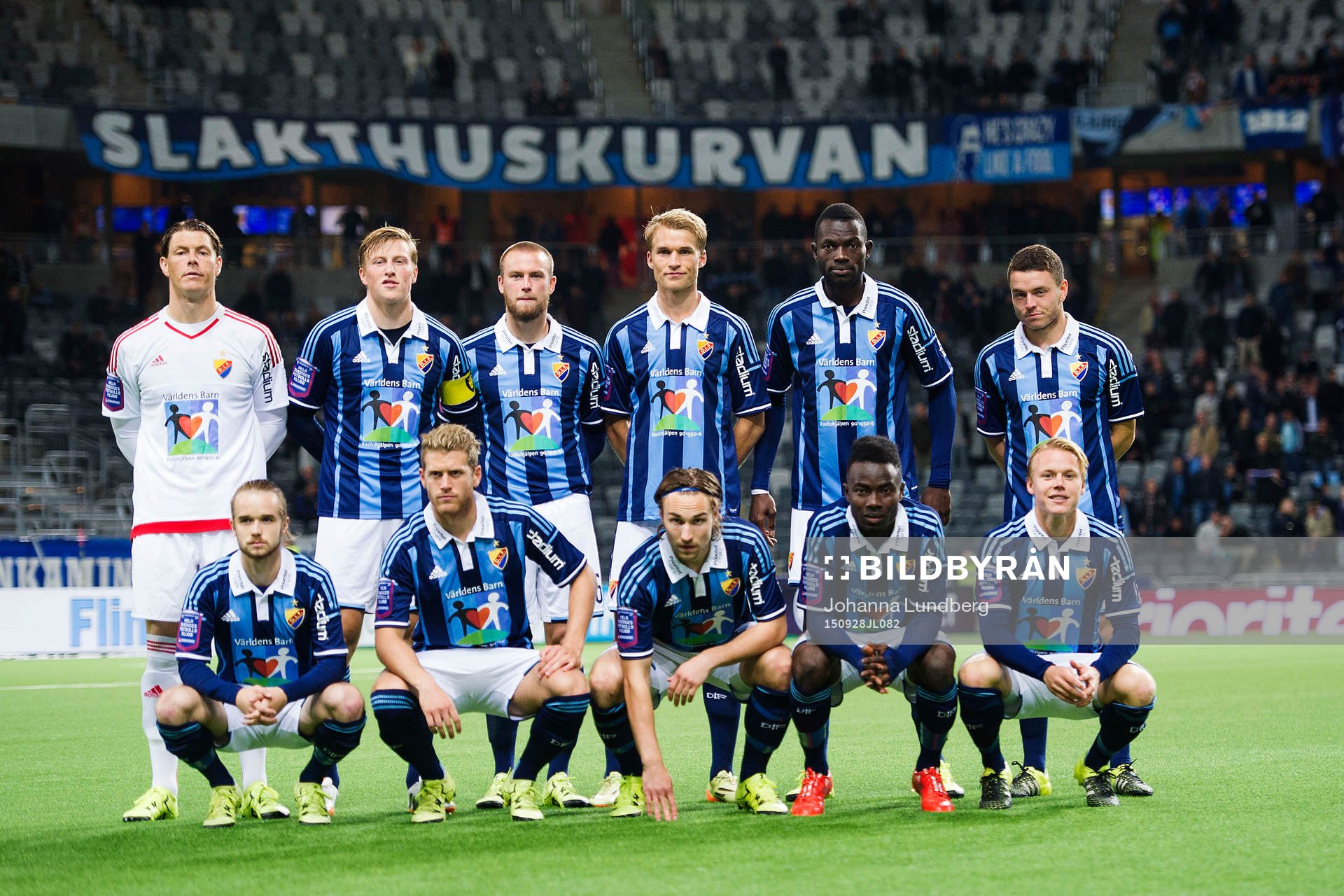 Djurgårdens spelare ställer upp för en lagbild, övre