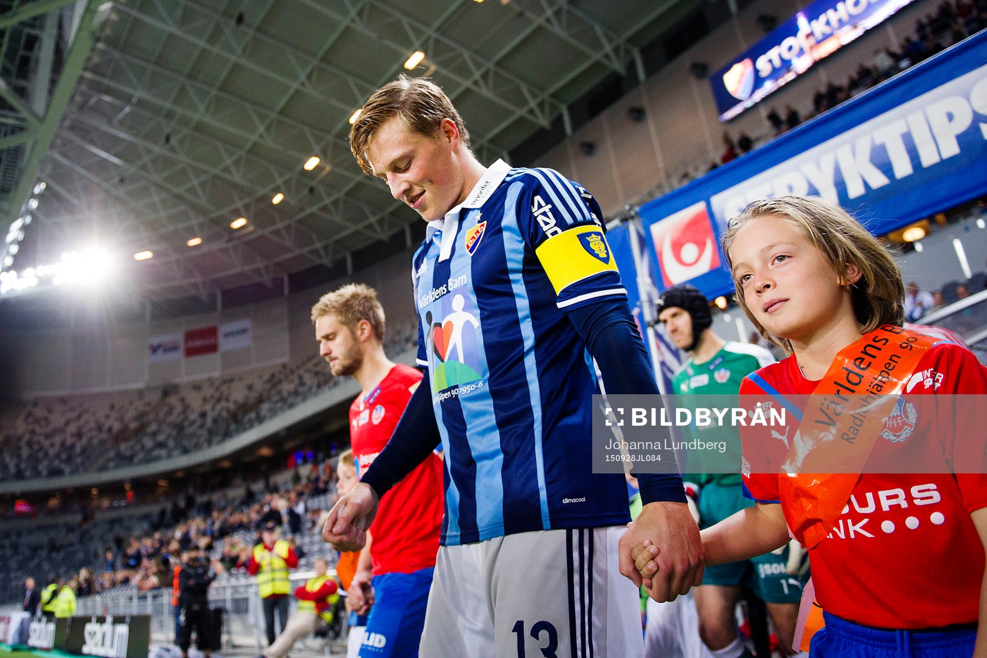Djurgårdens Emil Bergström går in på planen