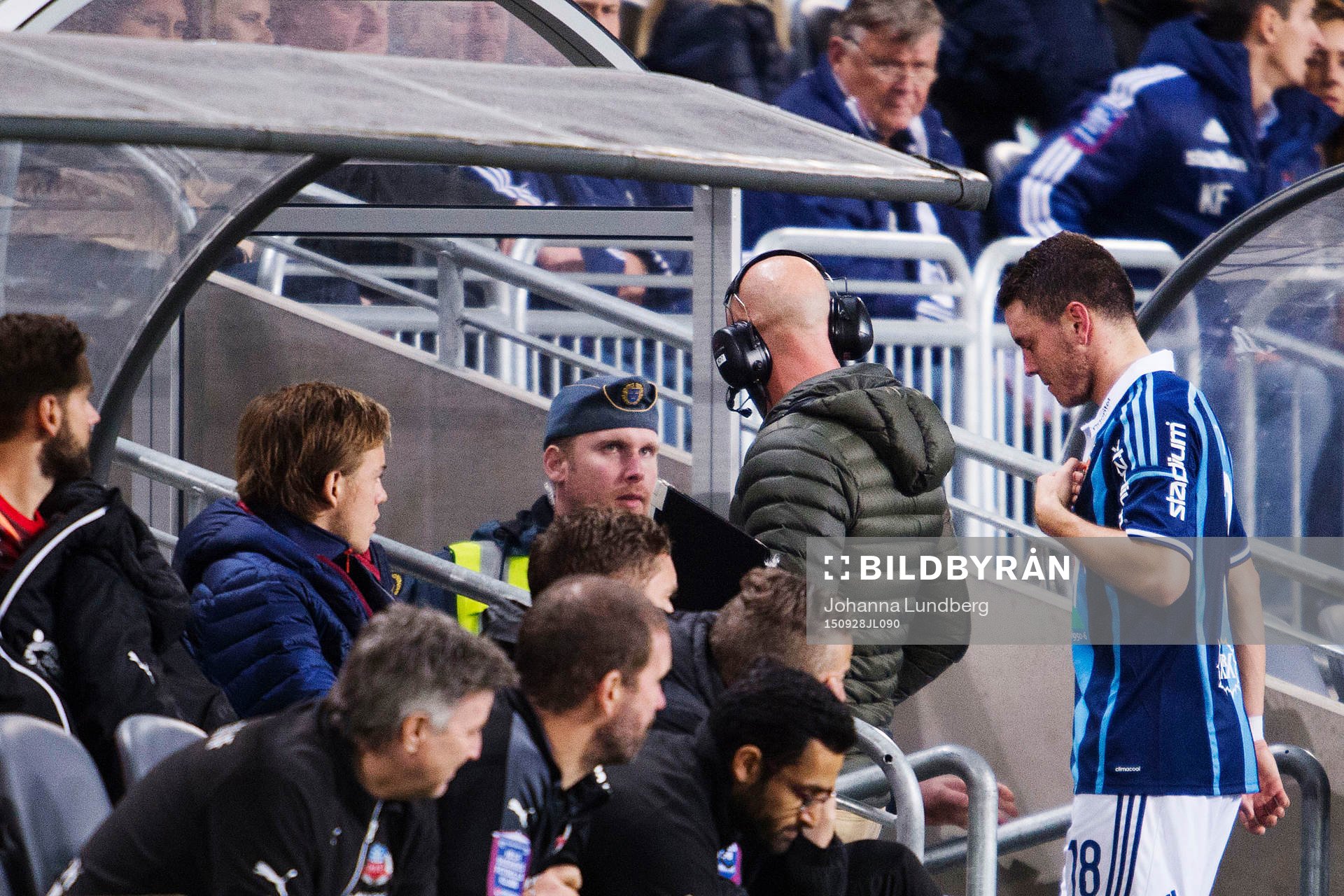 Djurgårdens Kerim Mrabti lämnar planen skadad